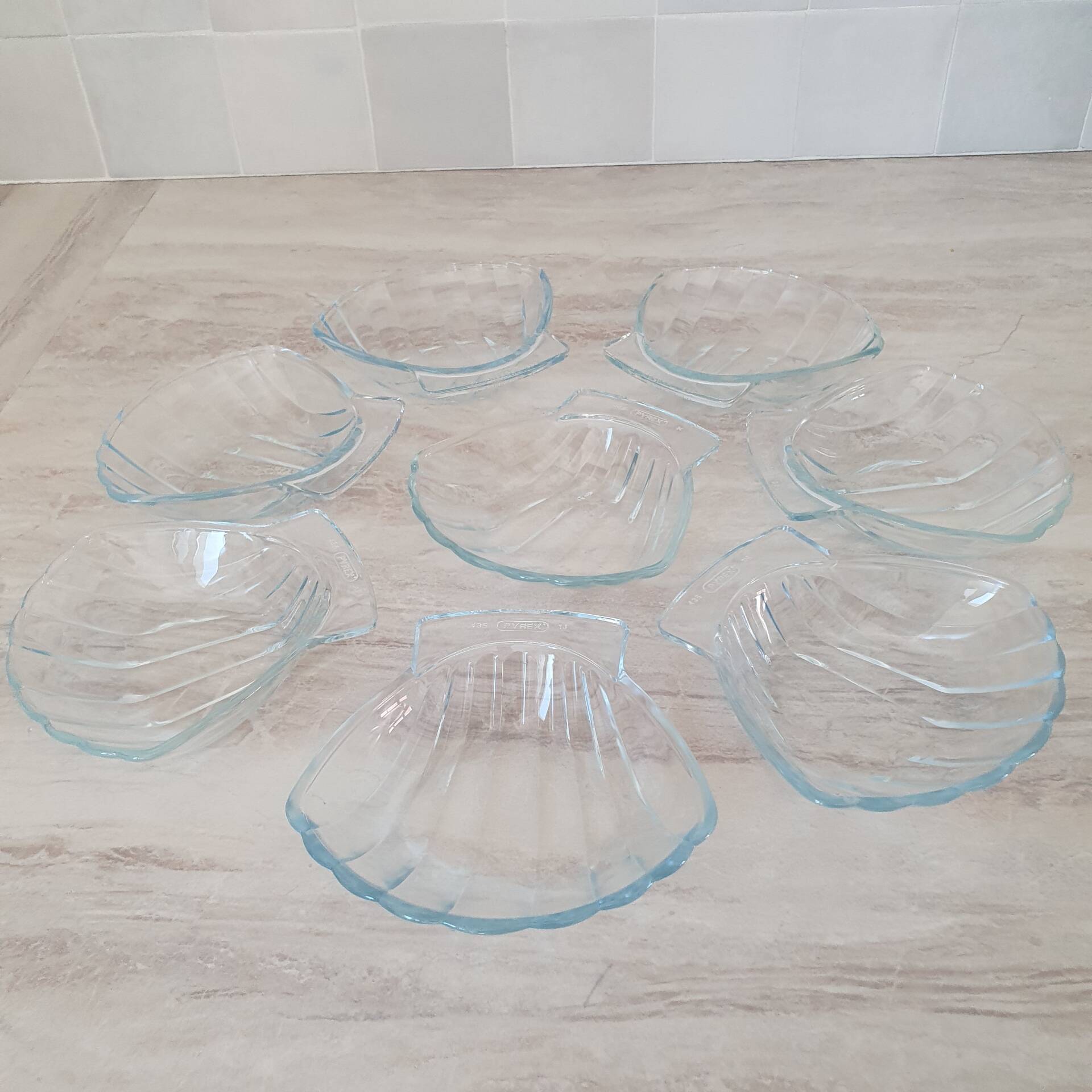 8 small shell-shaped ramekins in transparent glass