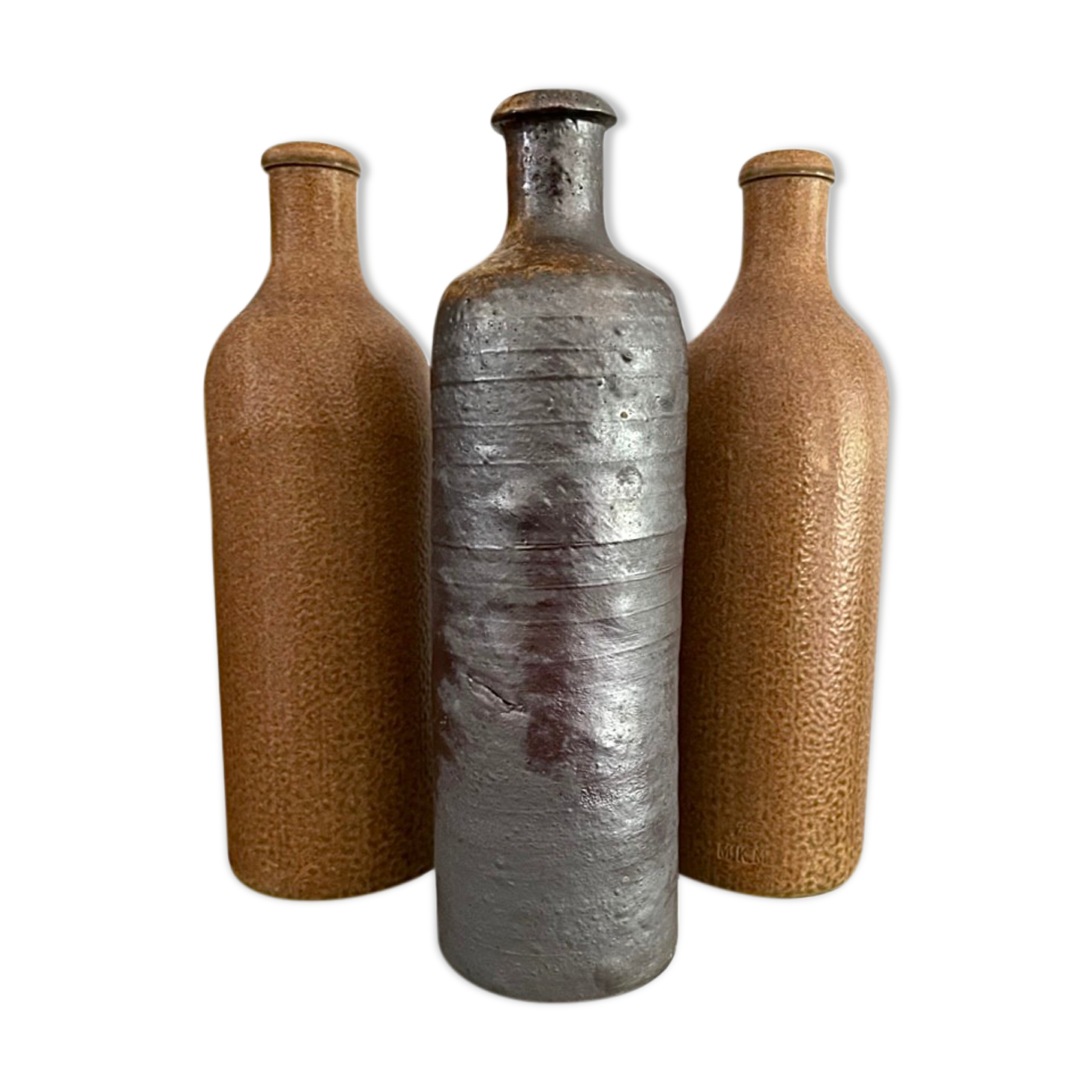 Lot de trois bouteilles en grès