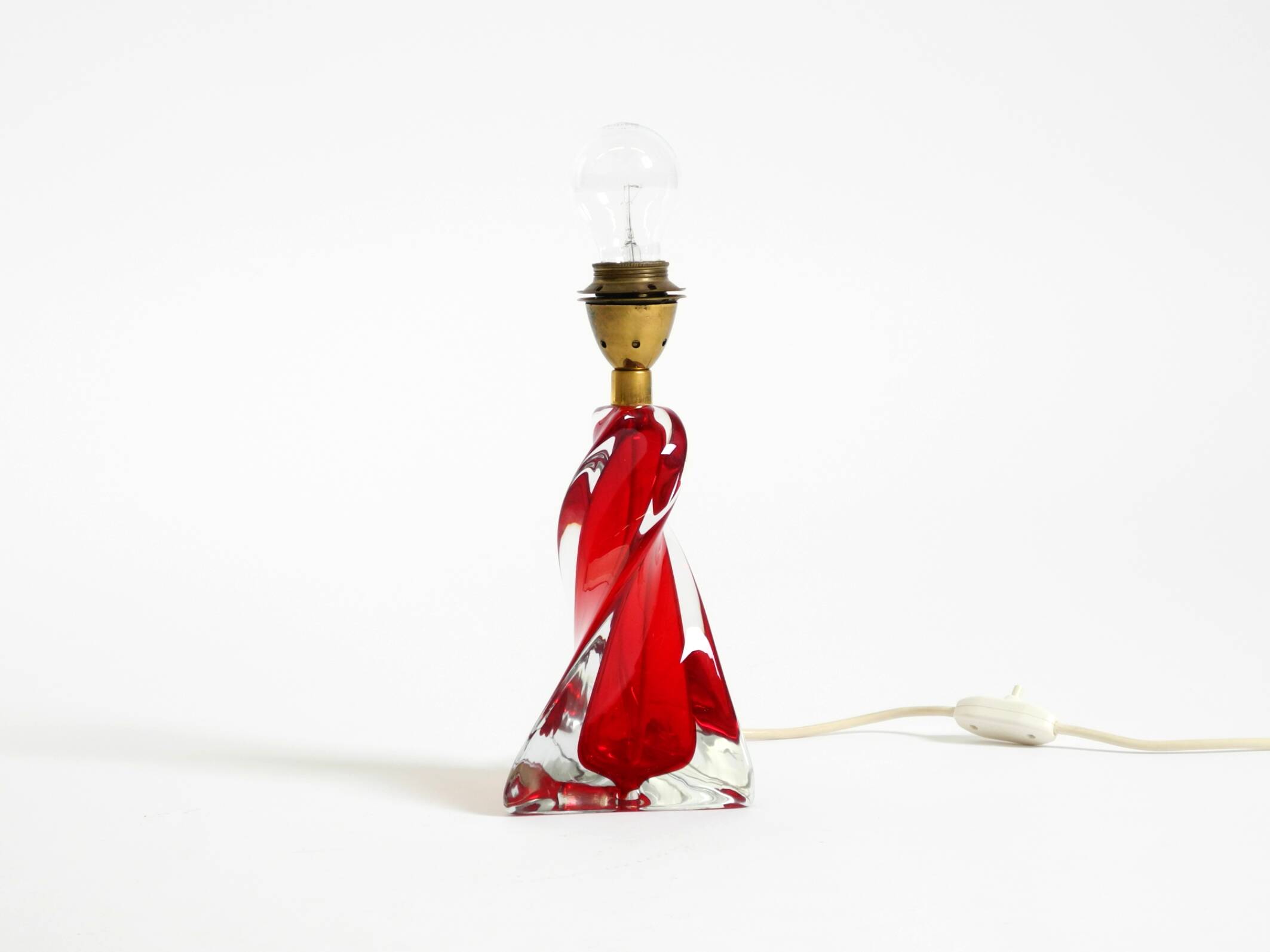 Lampe de table du milieu du siècle en verre cristal solide rouge et transparent.