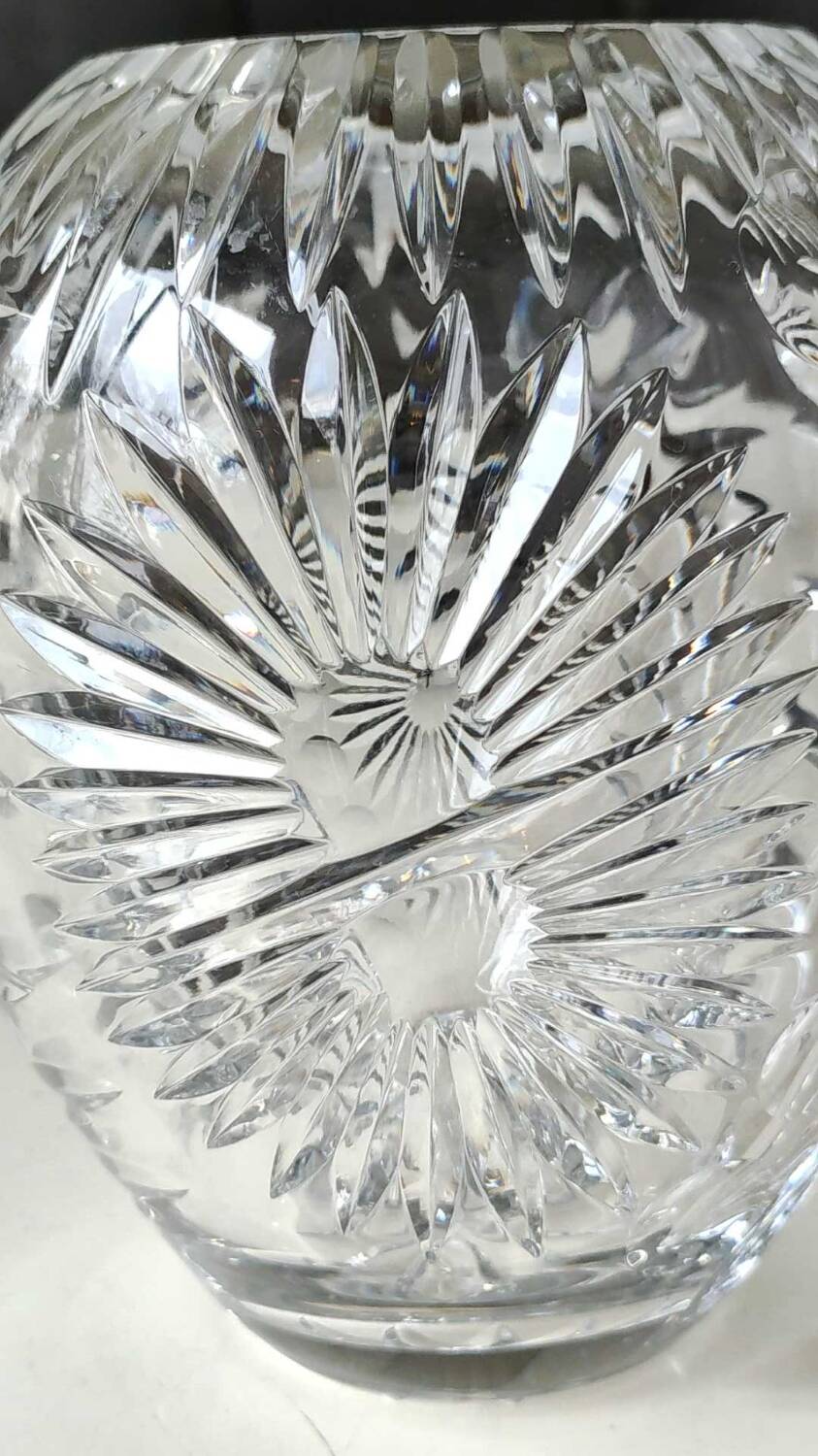 Vintage ball-shaped vase, in Bohemian/Boho chic crystal. 15 x 13 cm