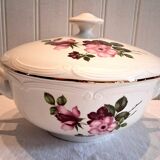 Very pretty soup tureen from Gien model "Chinon" in very good condition.