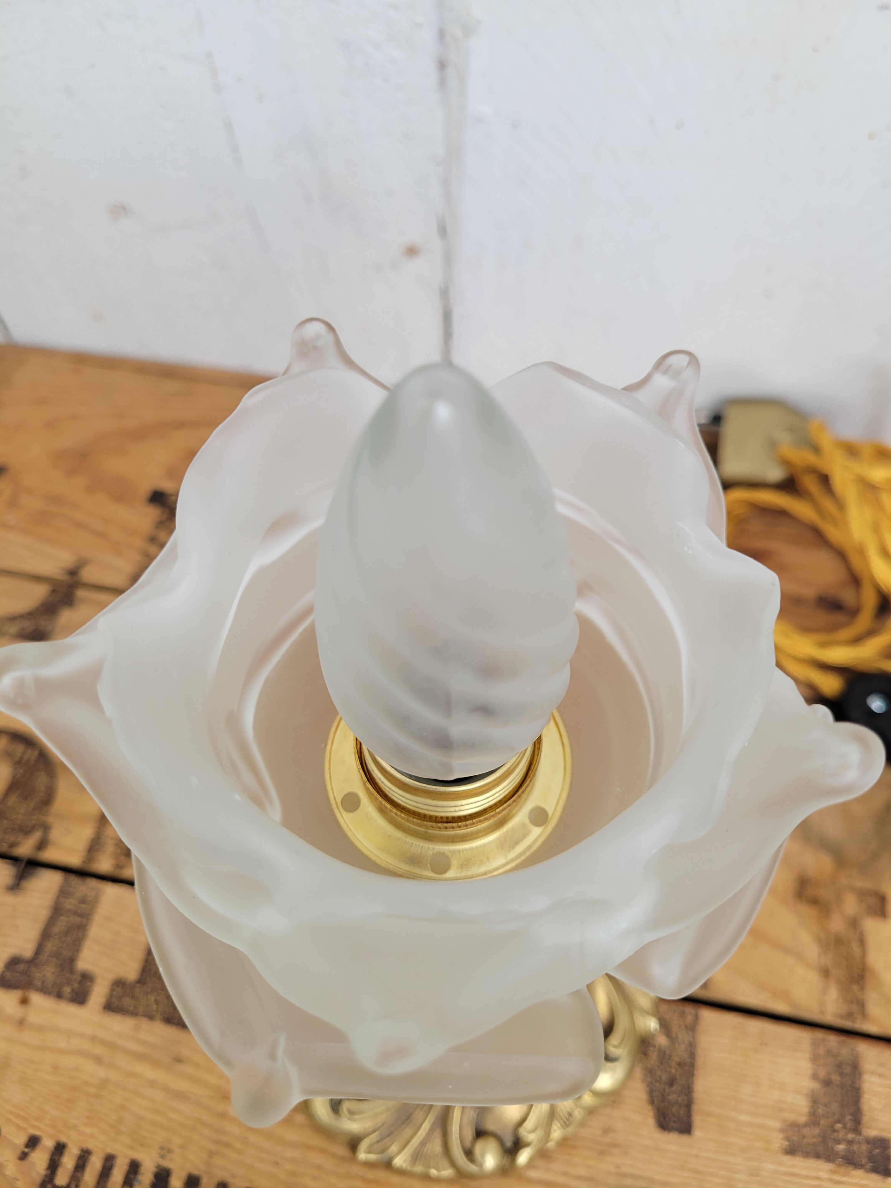 Glass flower laying lamp
