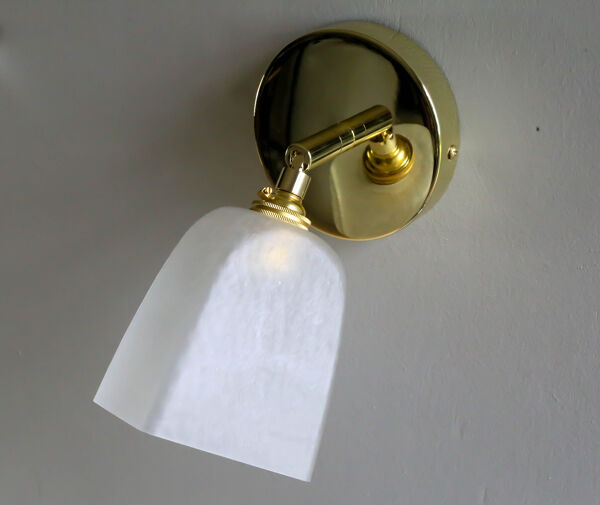 Applique murale en verre ancien translucide montée sur un support en métal laiton