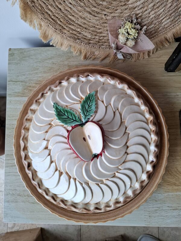 Plat à tarte en barbotine - Motifs pommes