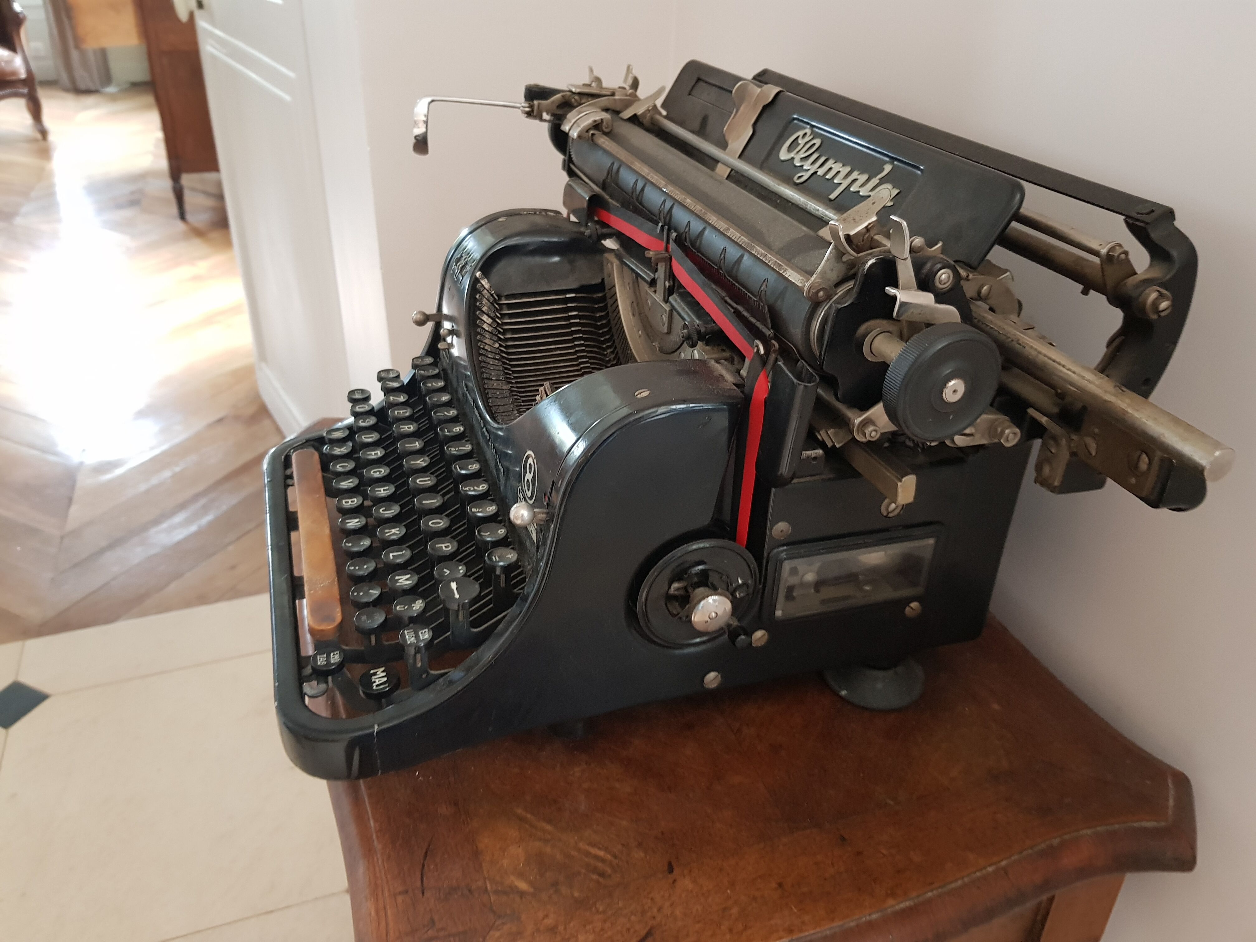 Ancienne machine à écrire de collection Olympia