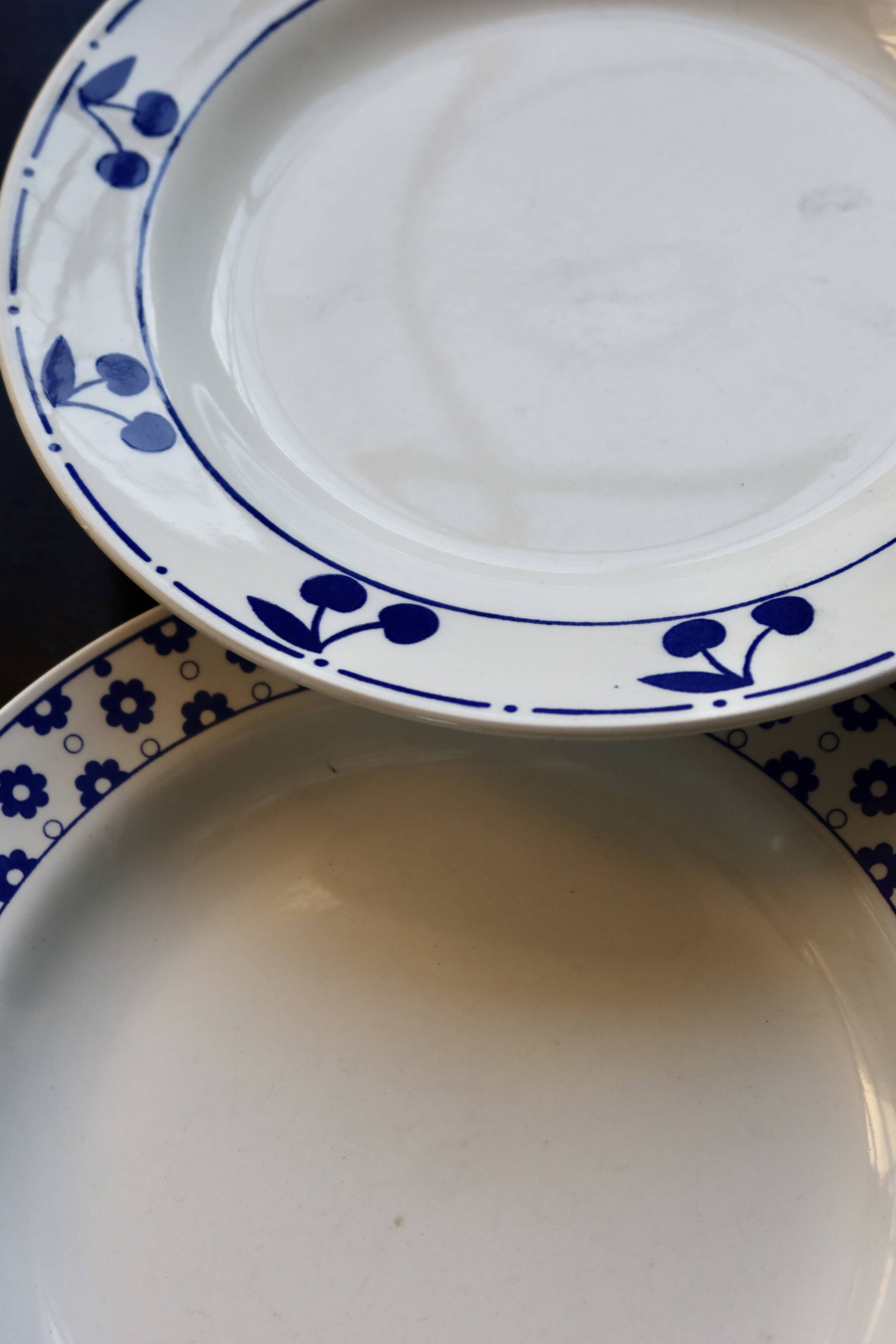 6 mismatched vintage flat plates in blue and white porcelain