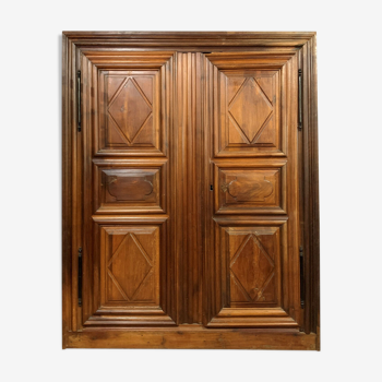 façade d’armoire en porte de passage à deux vantaux en noyer