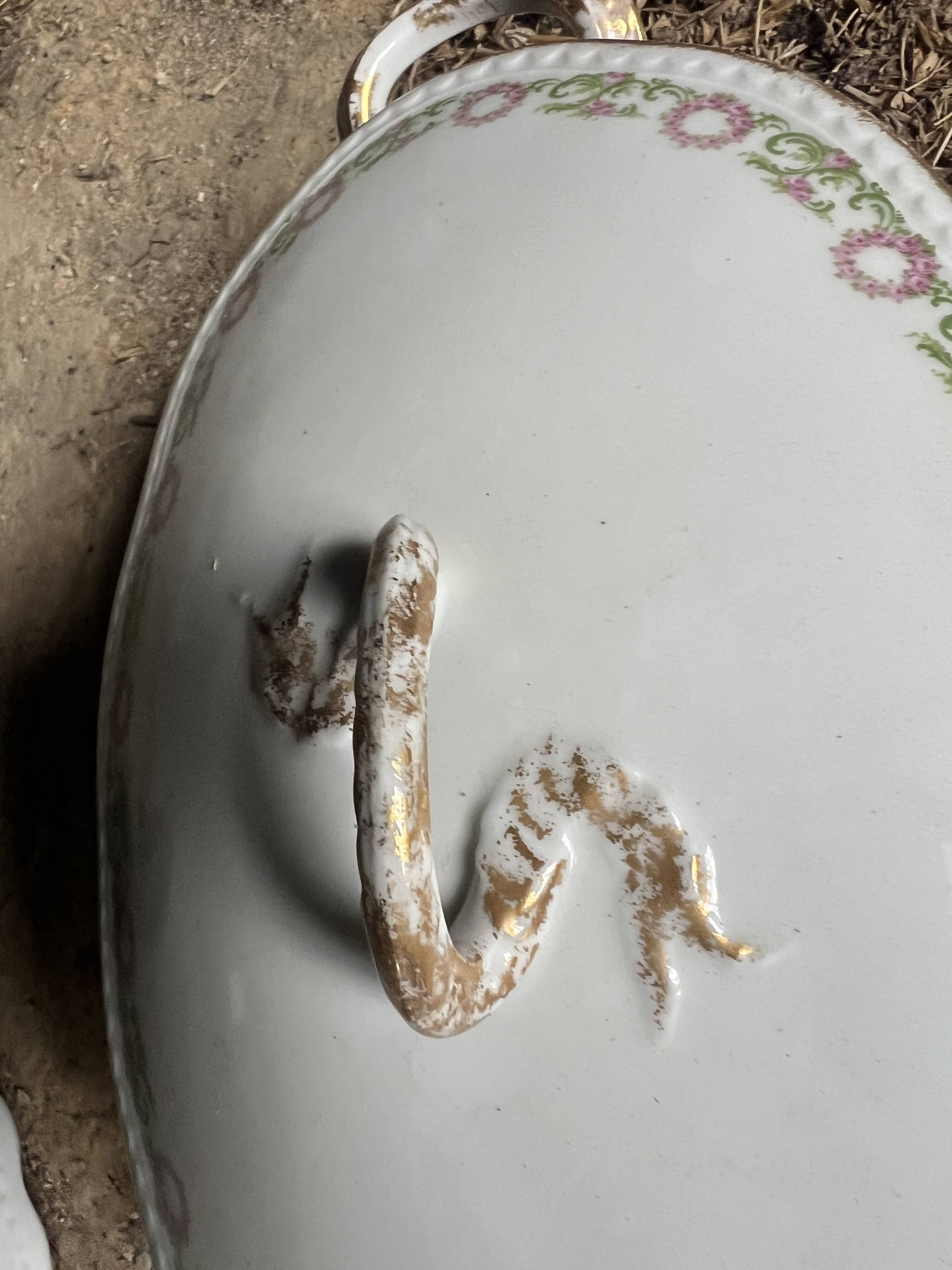 Large Limoges porcelain dinner service – floral decoration and gold trim