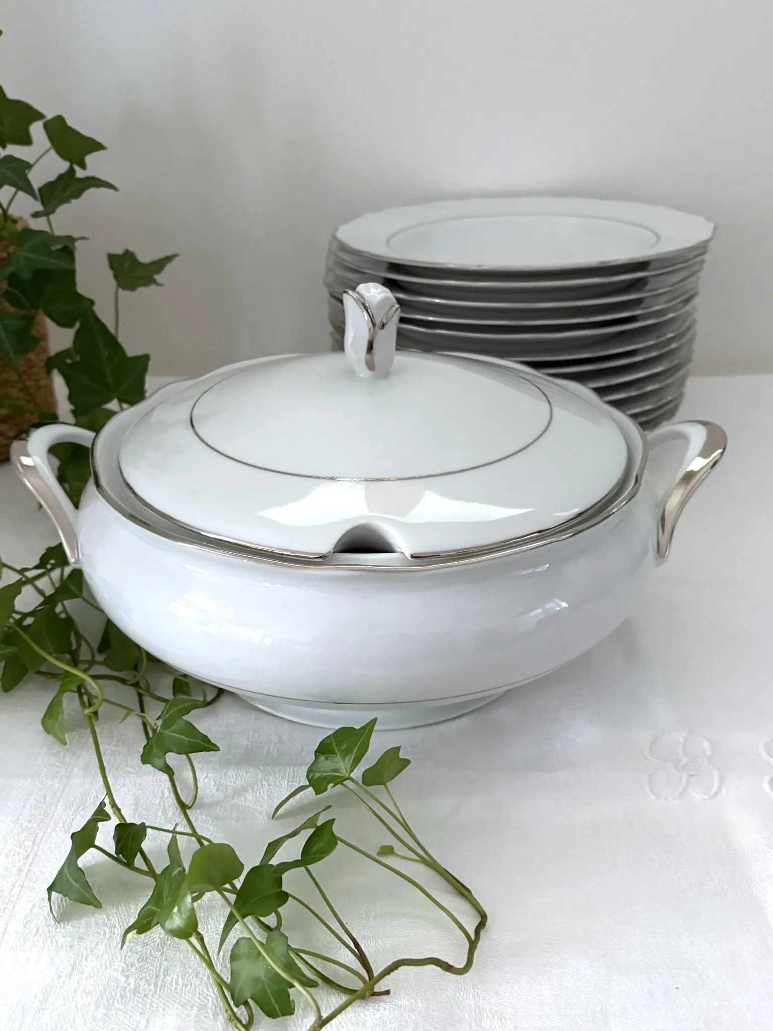Soupière en porcelaine blanche