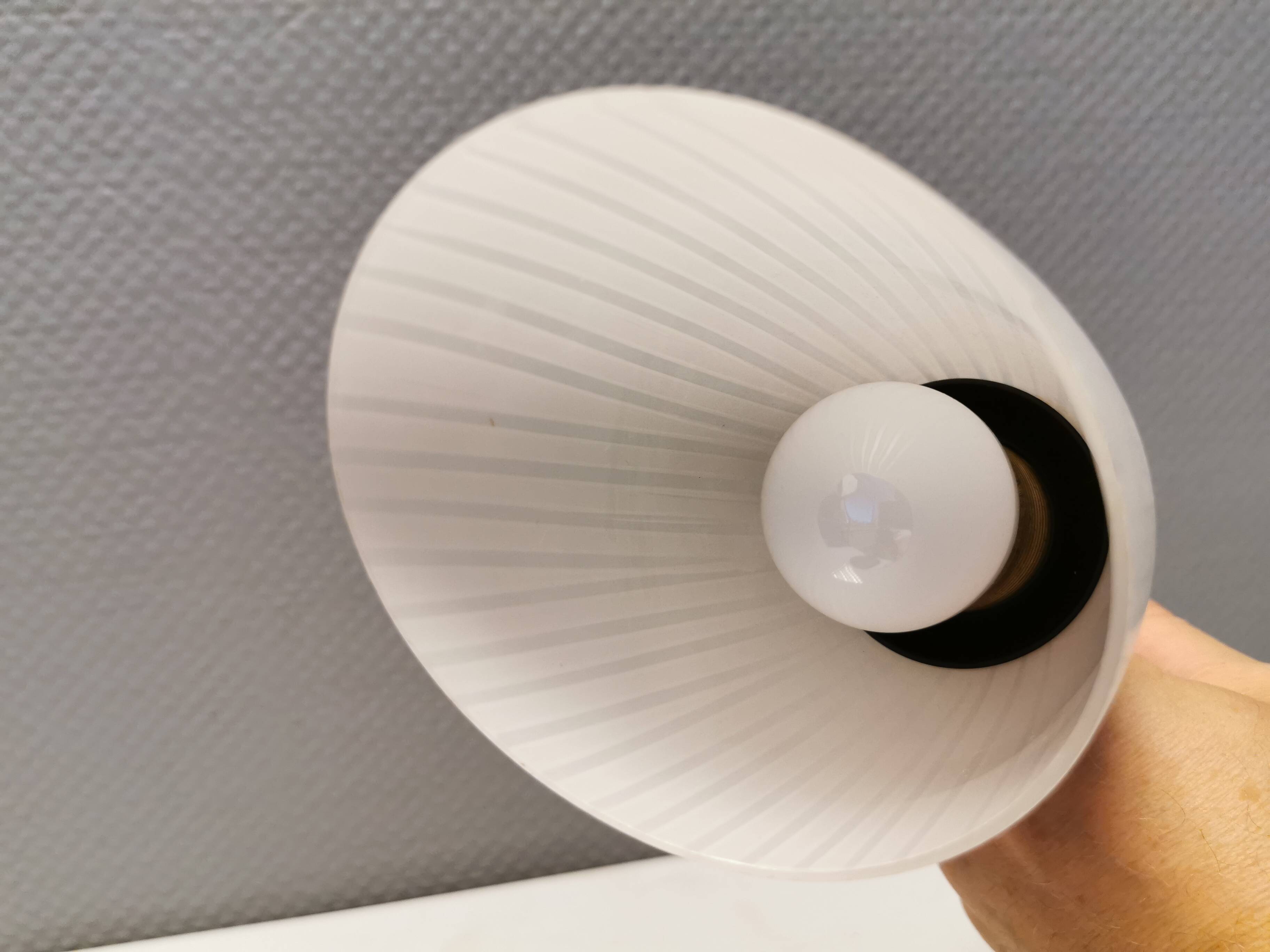Lampe de table, estimée des années 1950-60. fabriquée en métal, laiton et verre.