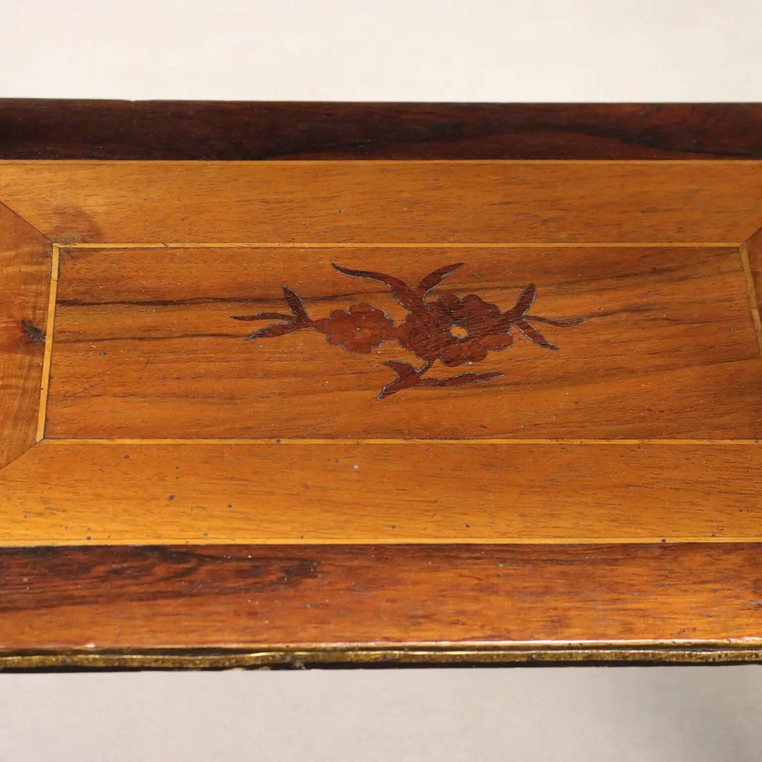 Antique sewing table in various types of wood, 19th century.