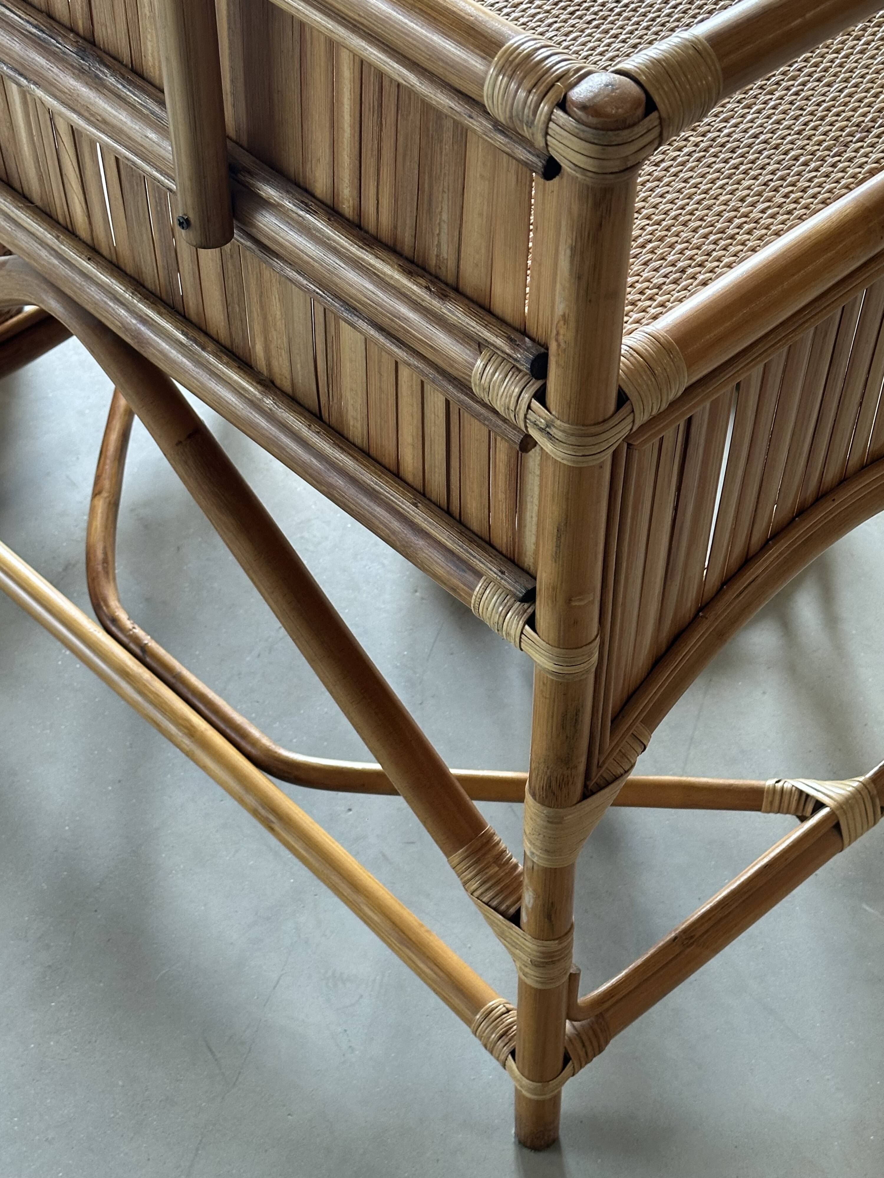 Coiffeuse vintage en rotin et ses accessoires