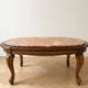 Table basse ovale en marbre et bois sculpté style baroque