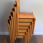 Suite de 6 chaises empilables en sapin