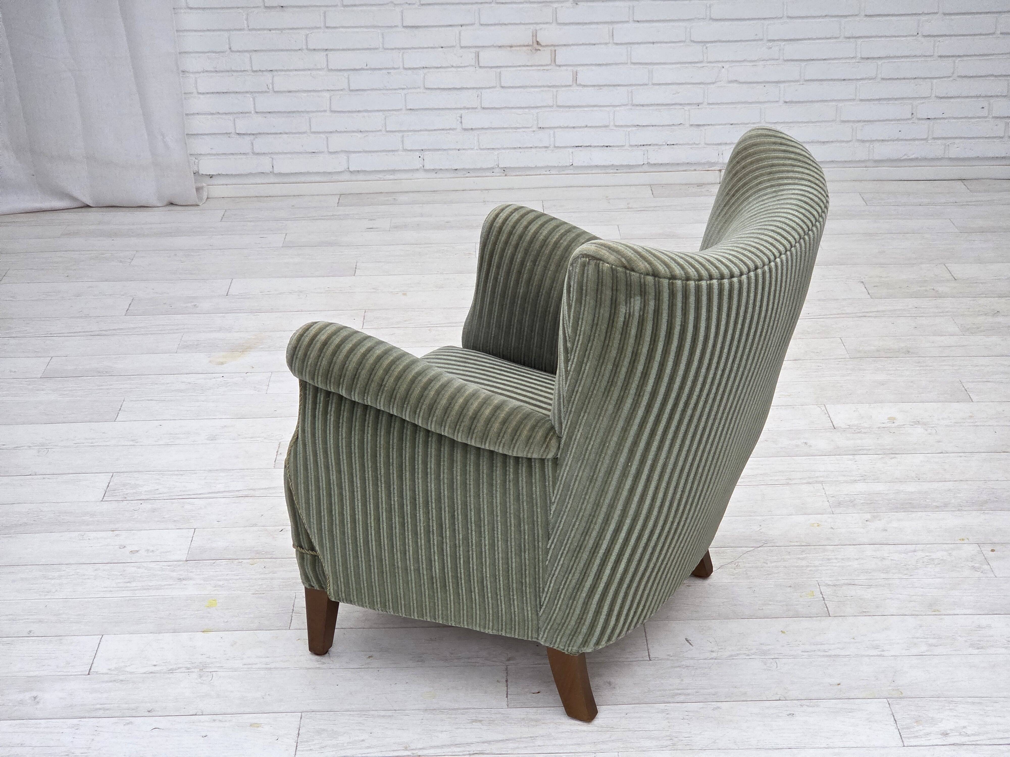 Fauteuil danois des années 1960, revêtement en velours vert, pieds en chêne.