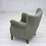 Fauteuil danois des années 1960, revêtement en velours vert, pieds en chêne.