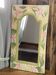 Miroir en bois sculpté, décor floral coloré o