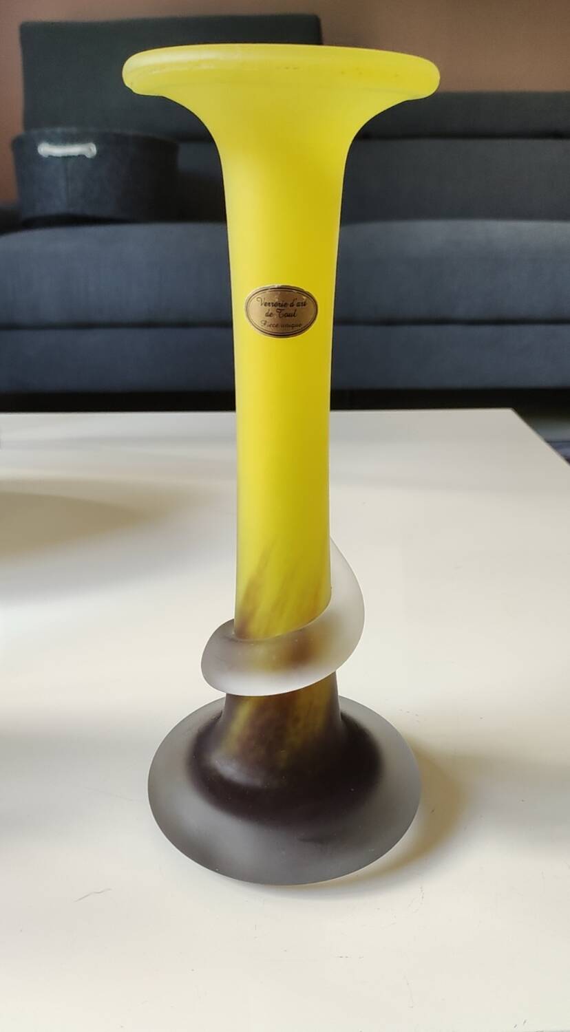 Floral design vase. Signed Verrerie d'Art de Toul. Unique piece, 27 cm
