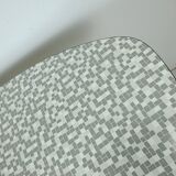 Table basse des années 1950 à trois pieds avec un plateau en formica et des pieds en chrome inclinés.