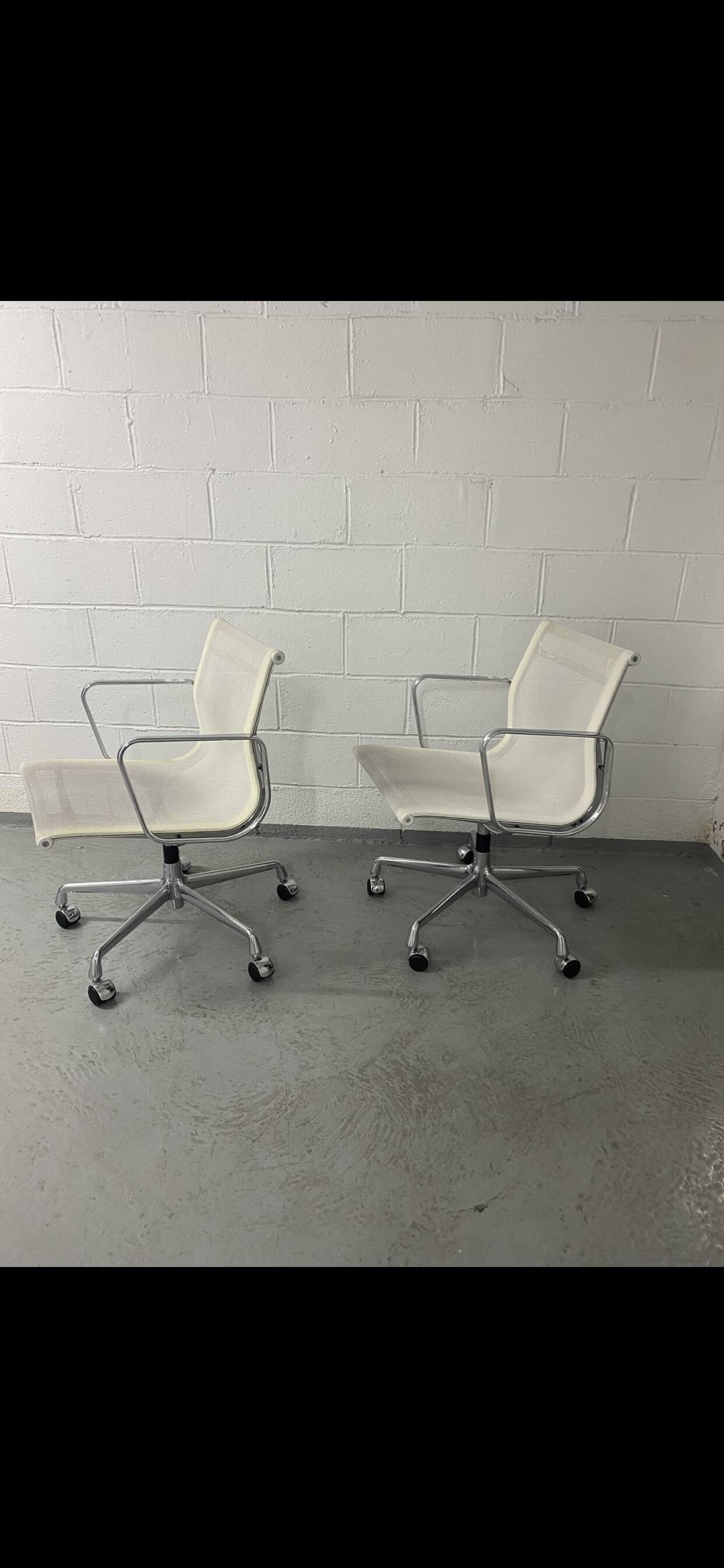 Eames EA armchair on base 5 branches and castors editions Vitra