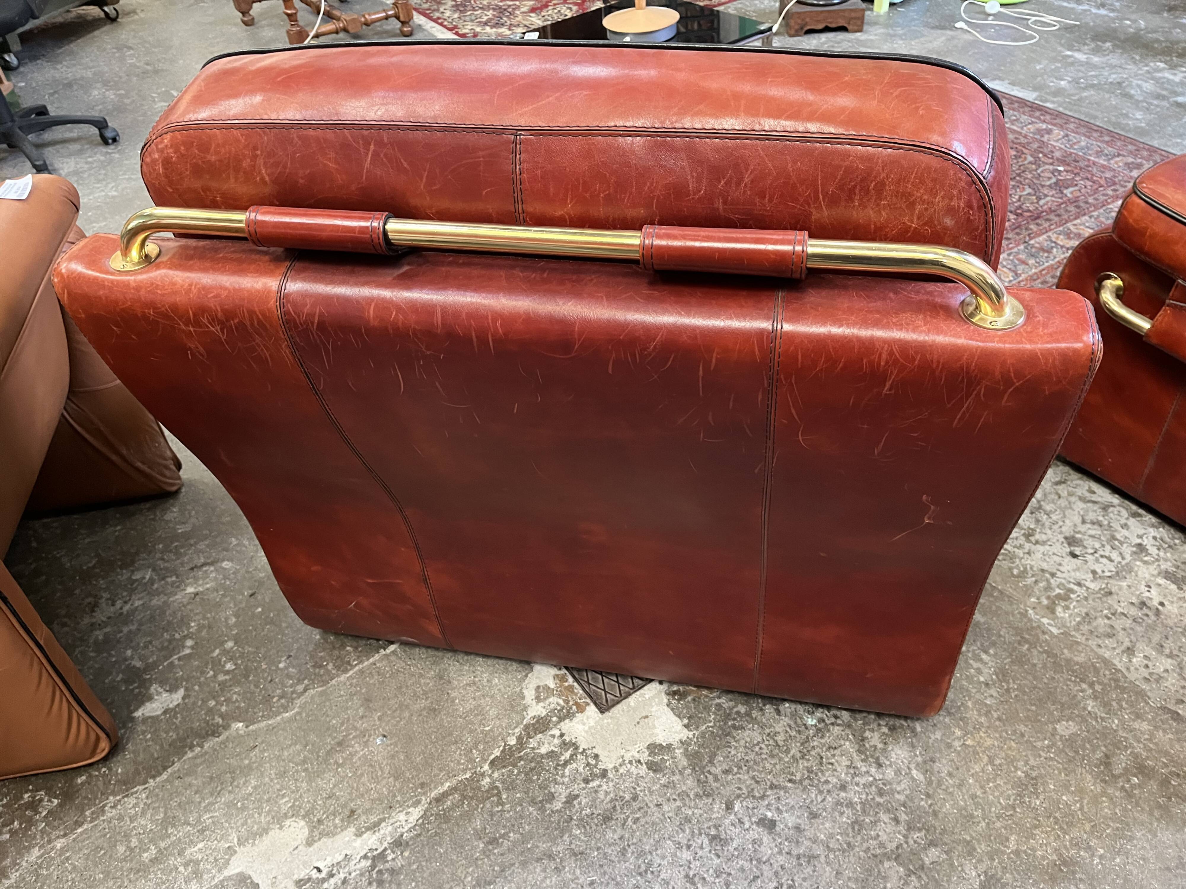 living room in patinated leather and brass from the 80s