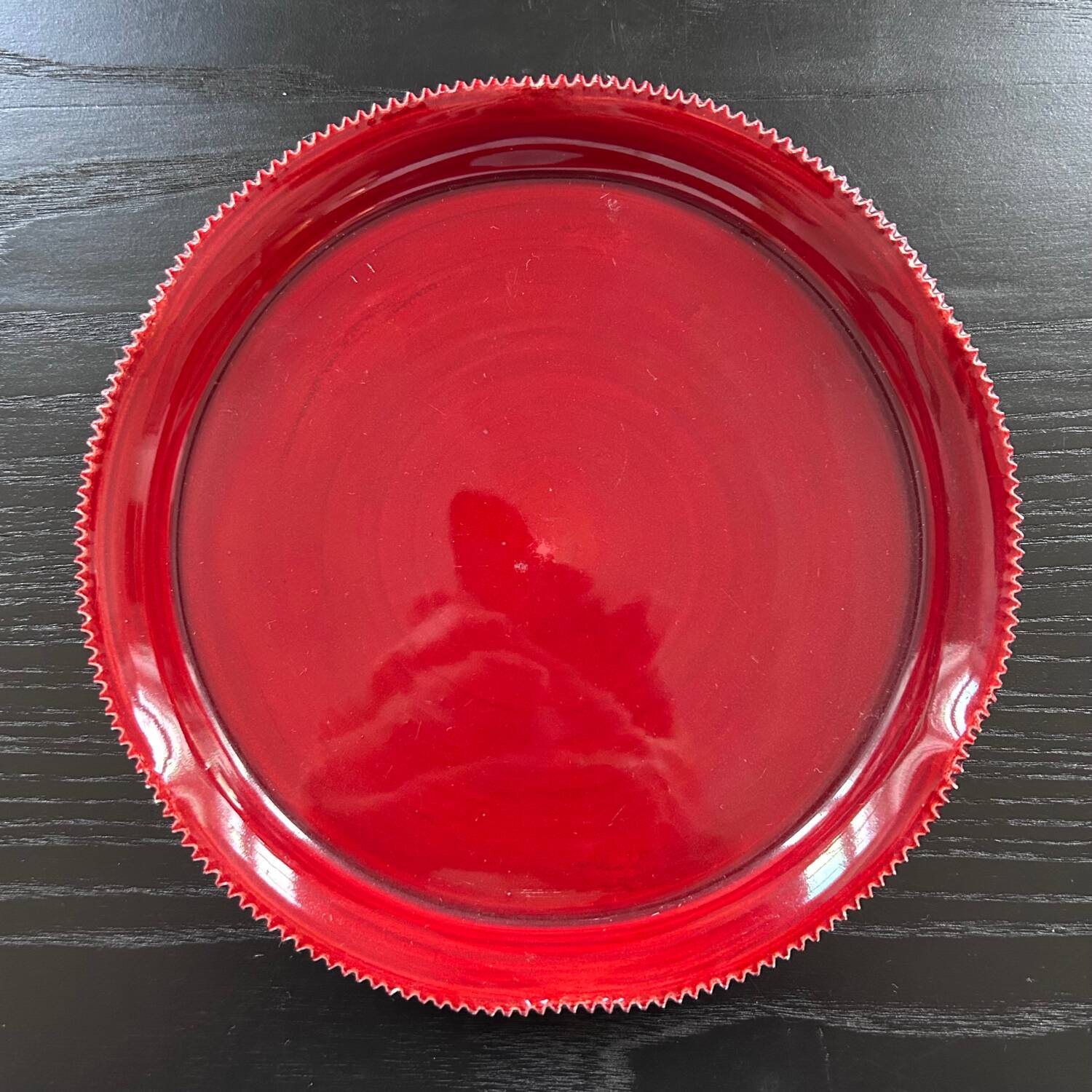 Red serrated plate