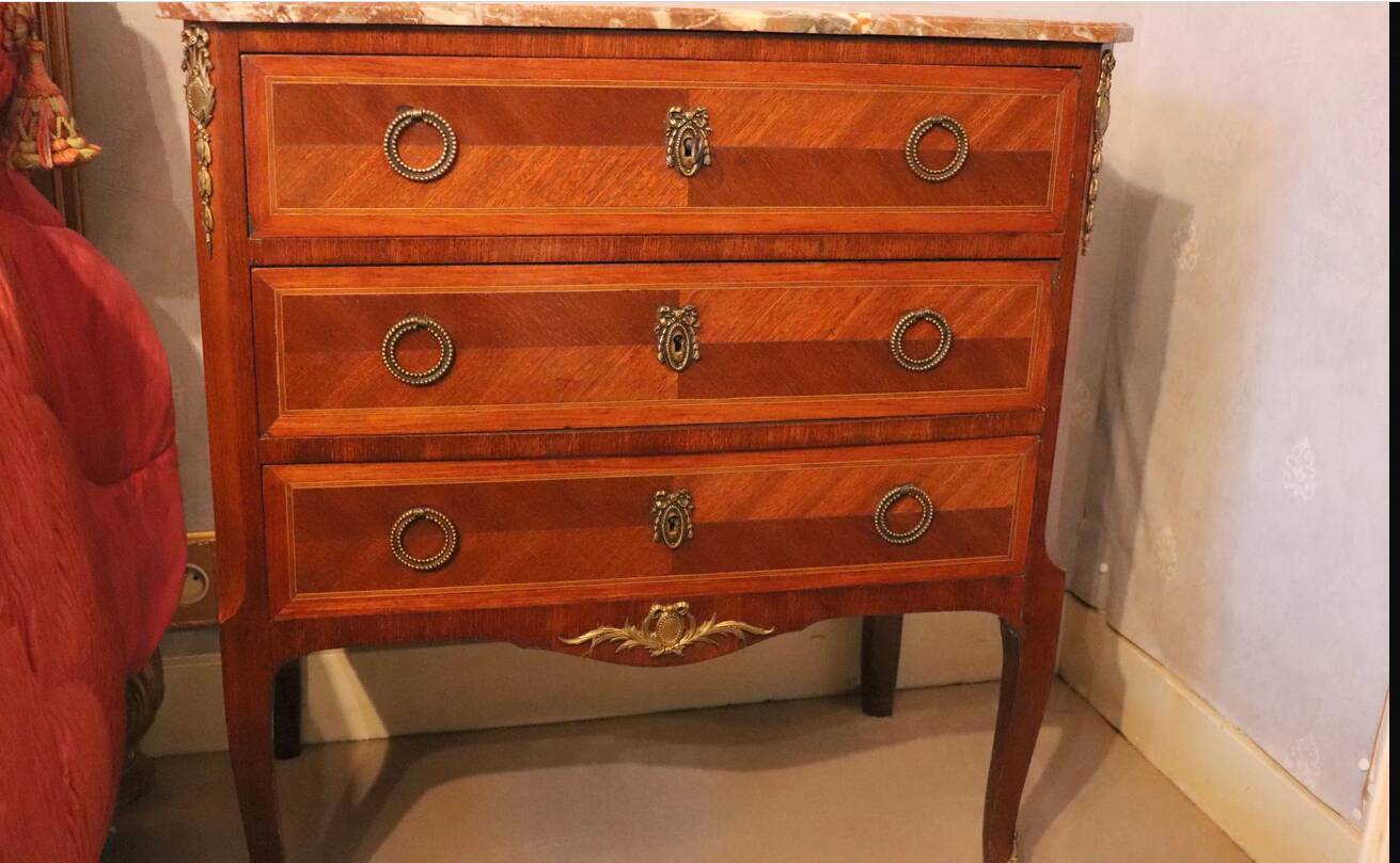 Commode sauteuse en bois de plaquage