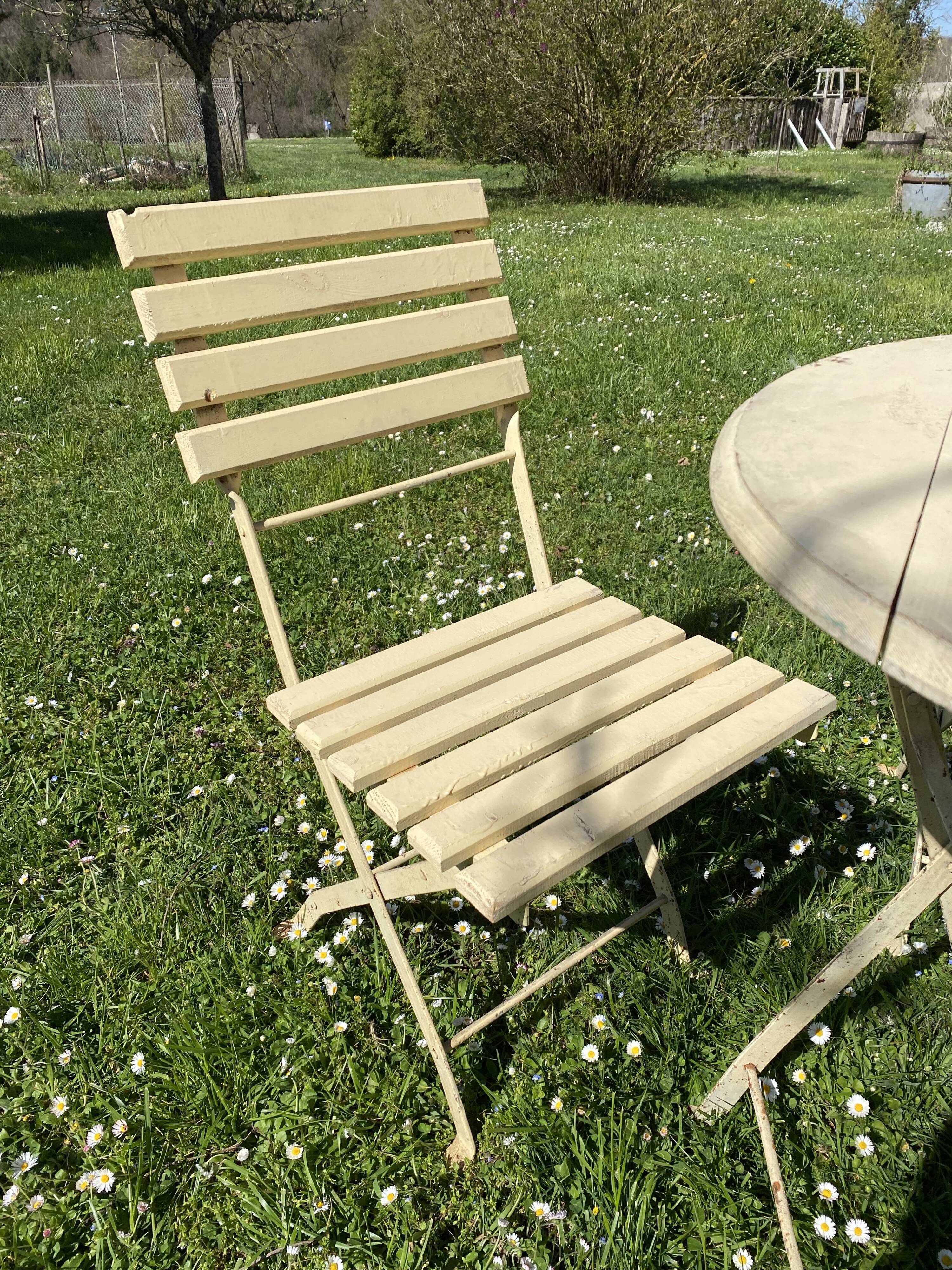 Table et 2 chaises de jardin en métal et bois beige marquées "Bistrot Paris"