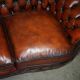 Curved Chesterfield canapé in hand-dyed vintage leather, fully restored.