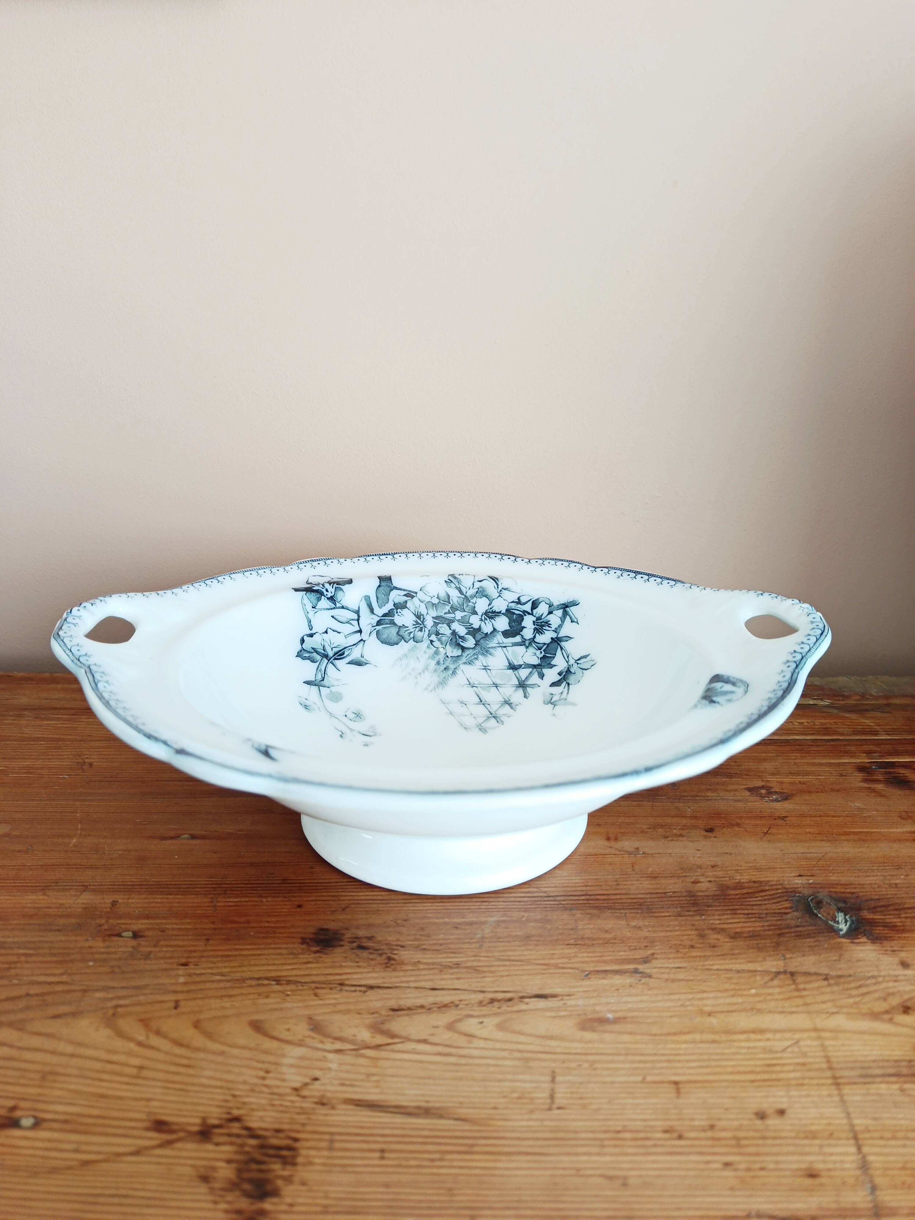 Bowl, earthenware salad bowl from Petrus Regout, Malaga.