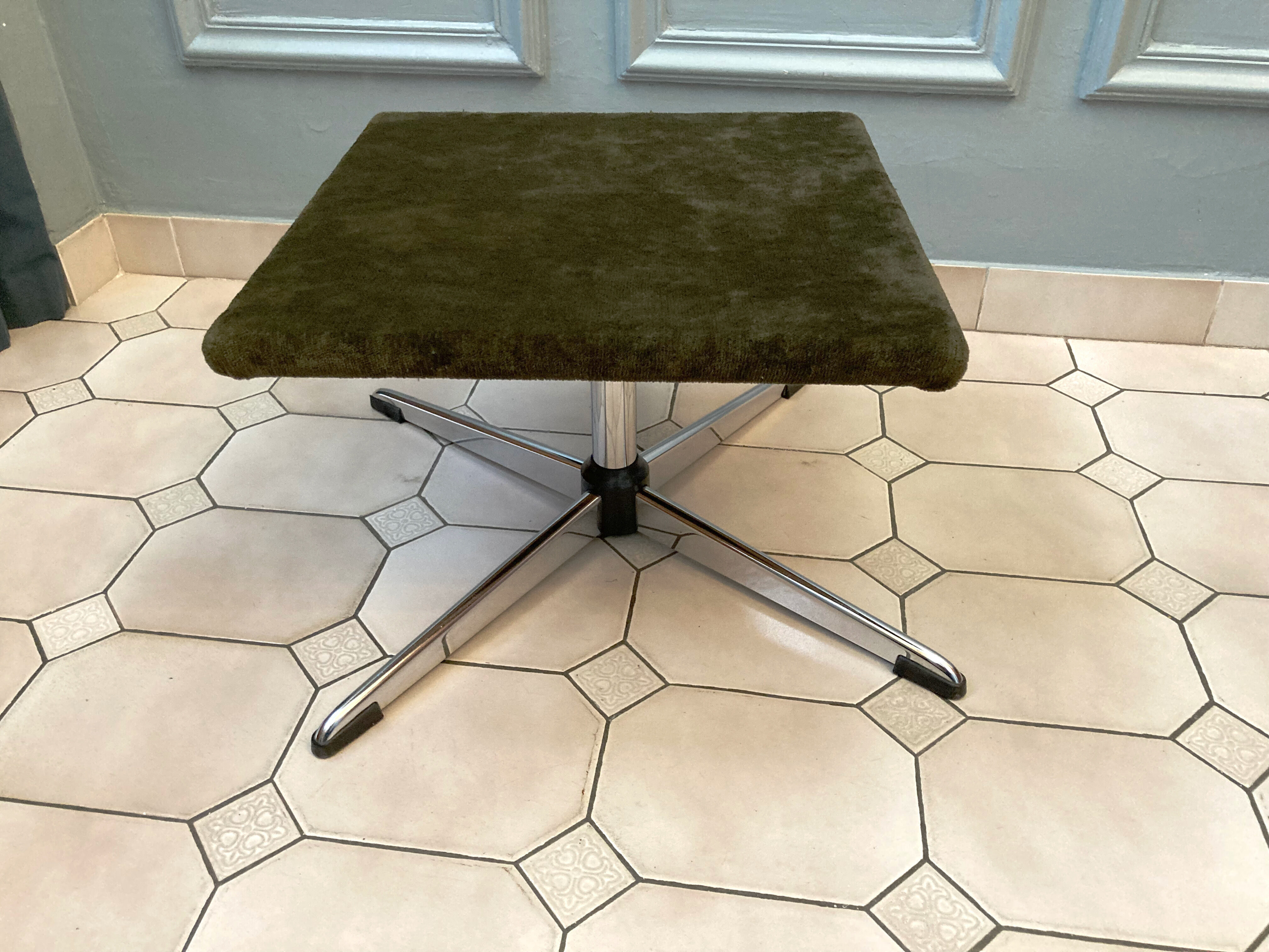 Ottoman vintage chrome and carpet