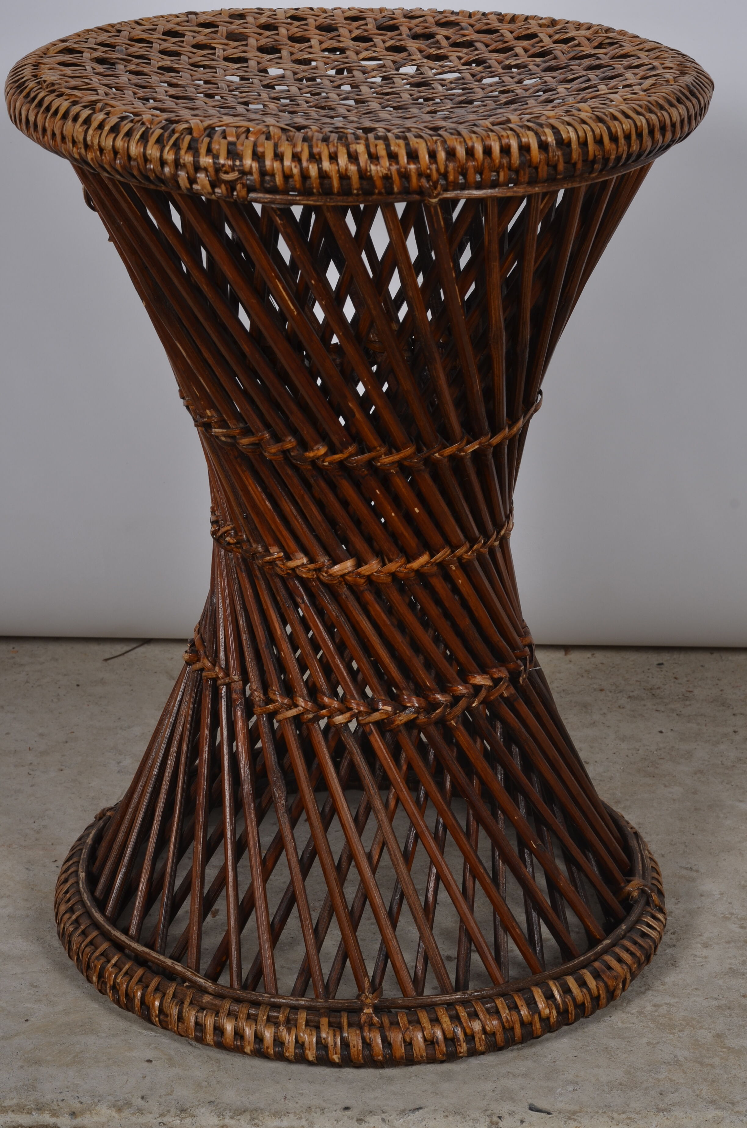 Tabouret diabolo en rotin