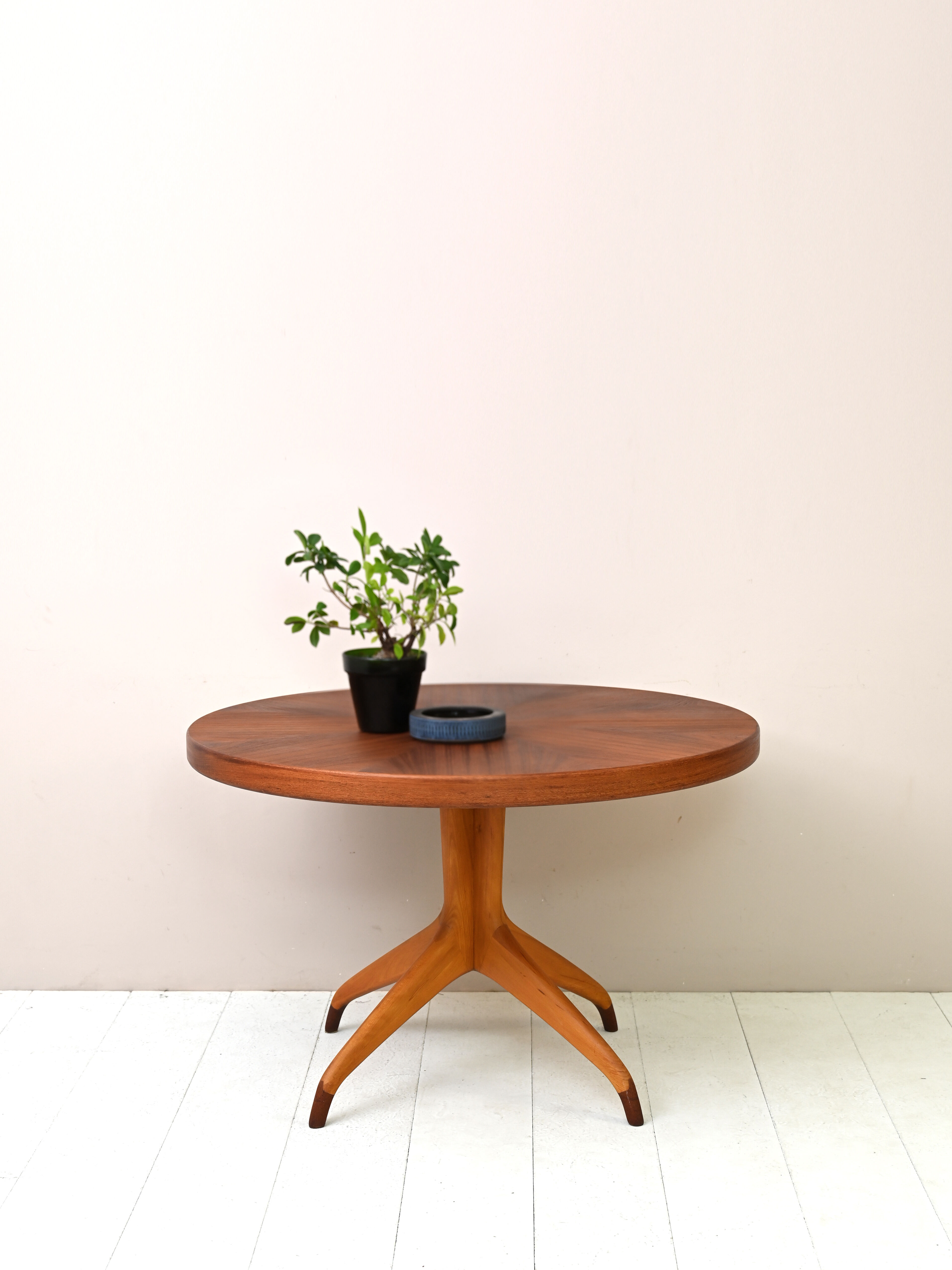 Scandinavian extending table by David Rosen