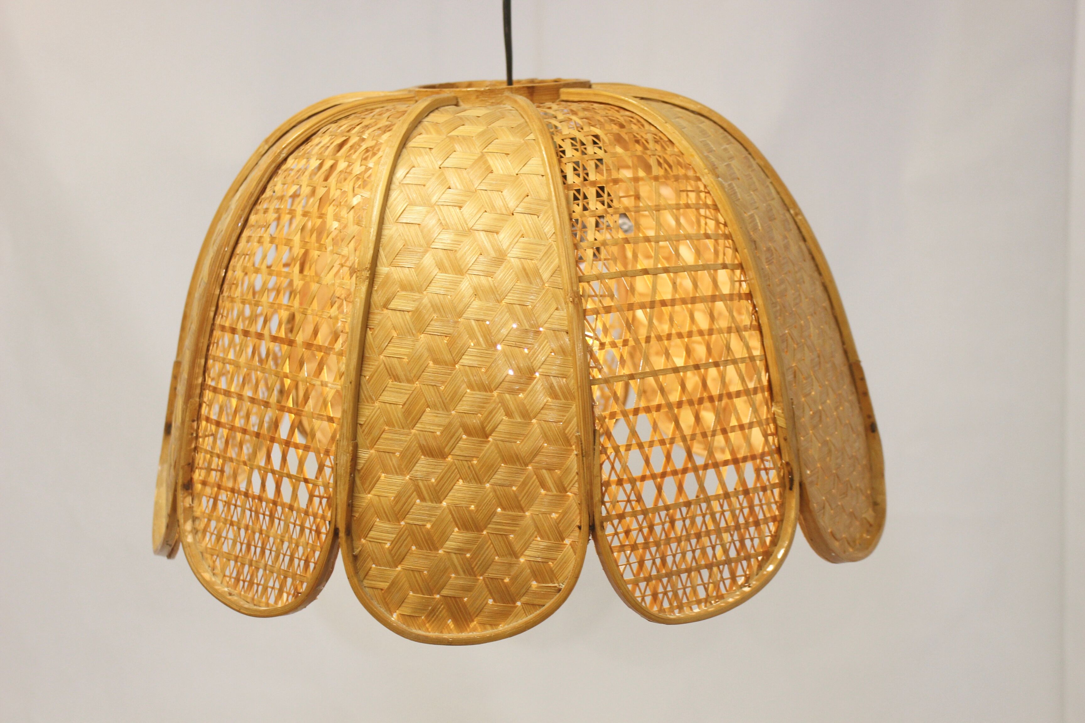 Suspension en rotin osier vintage forme fleur années 60