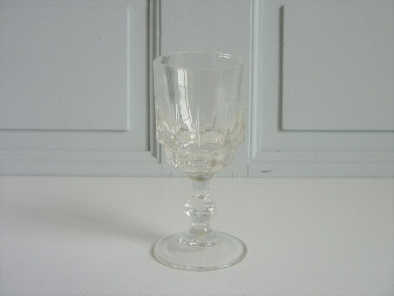 6 glasses with a liqueur