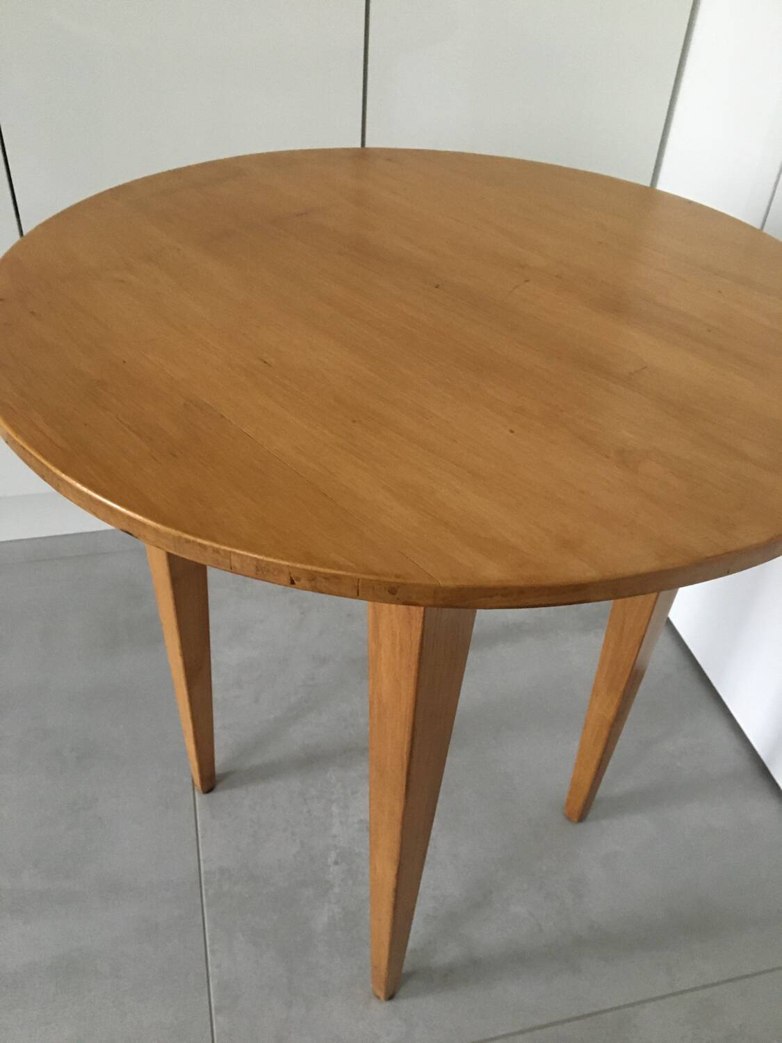 Wooden pedestal table from the 80s spindle legs