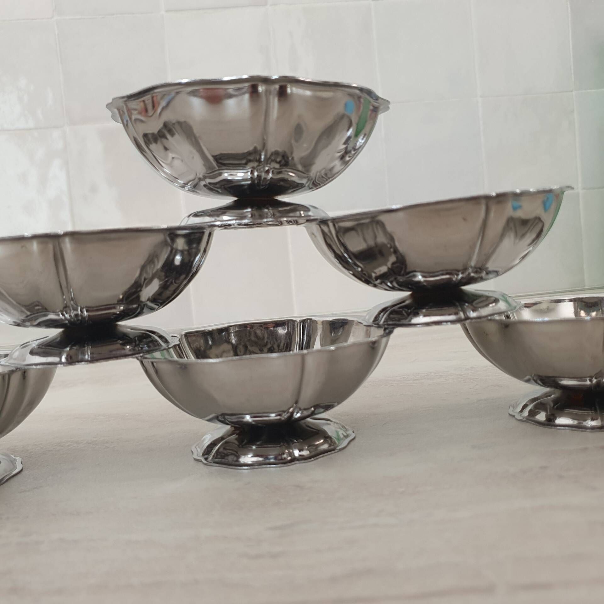Dessert / ice cream bowls in 18/10 stainless steel, Guy Degrenne style, flower shape.