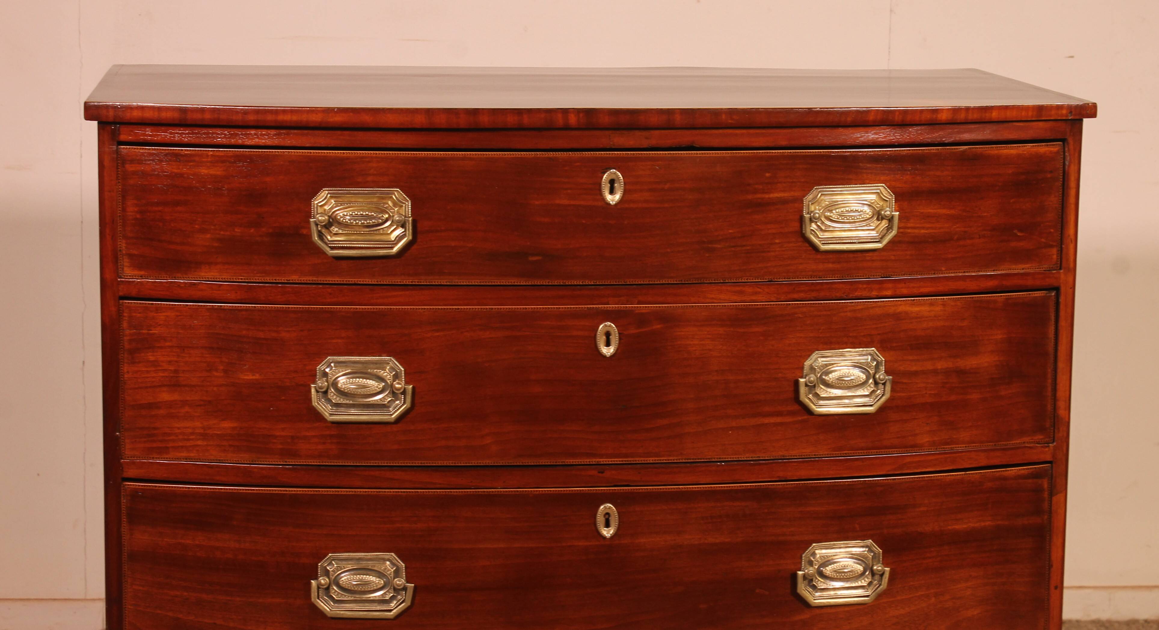 Commode bombée en acajou et incrustations, circa 1800