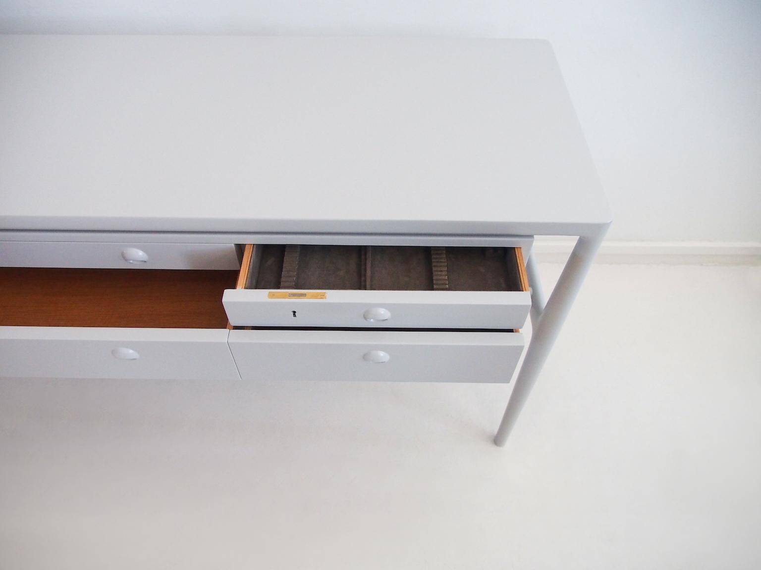 Helge Vestergaard-Jensen - Painted wooden enfilade in light grey