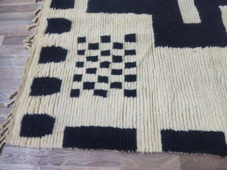 Handmade pure wool rug, natural size 200 x 300 cm.