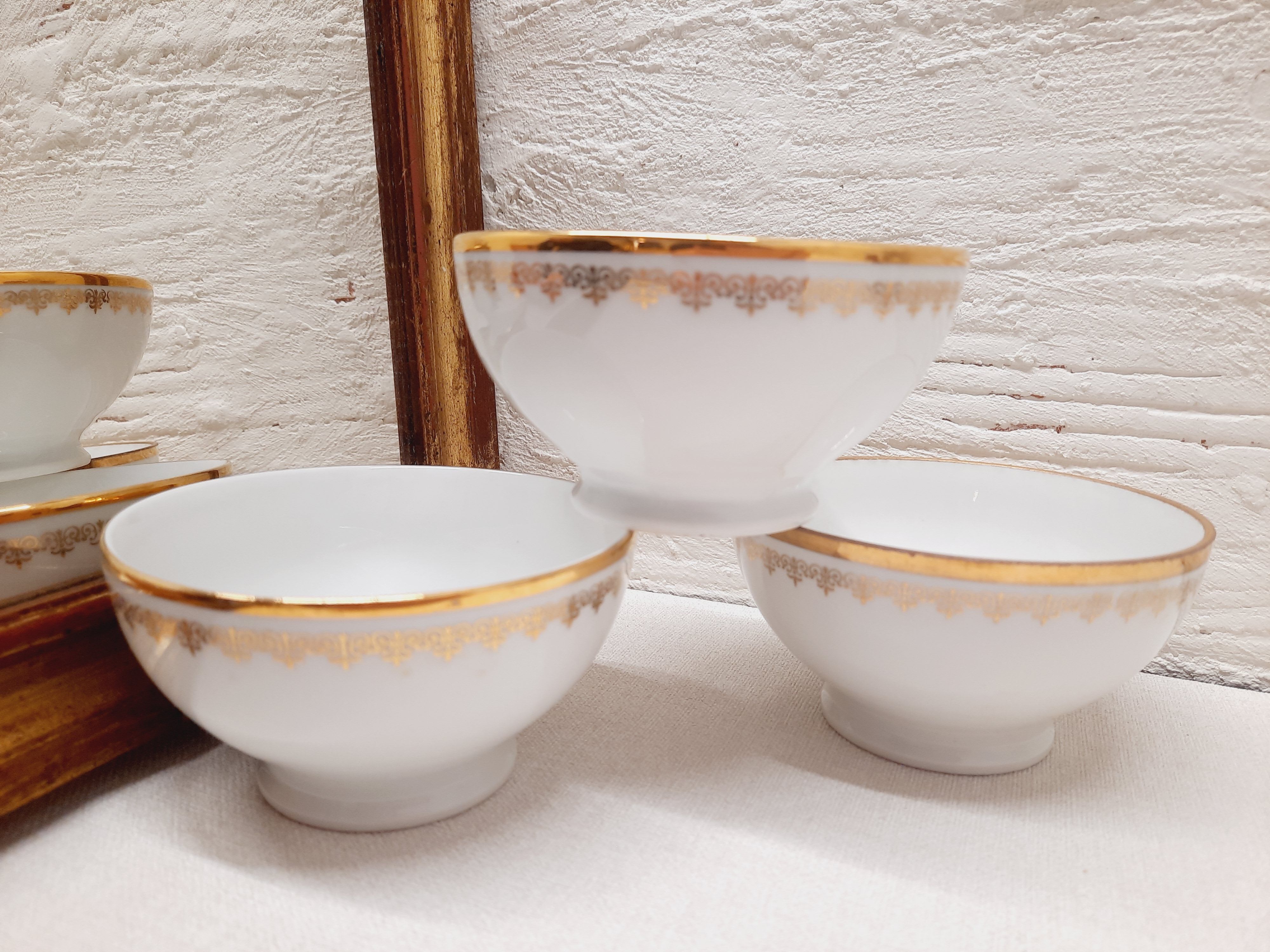Trio de bols en porcelaine blanc et or