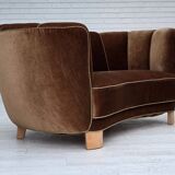 Canapé courbé danois 2 places des années 1960, en velours d'ameublement marron.