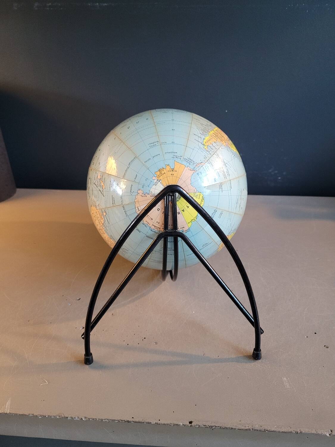 Globe terrestre Girard et Barrère des années 50-60 piètement string