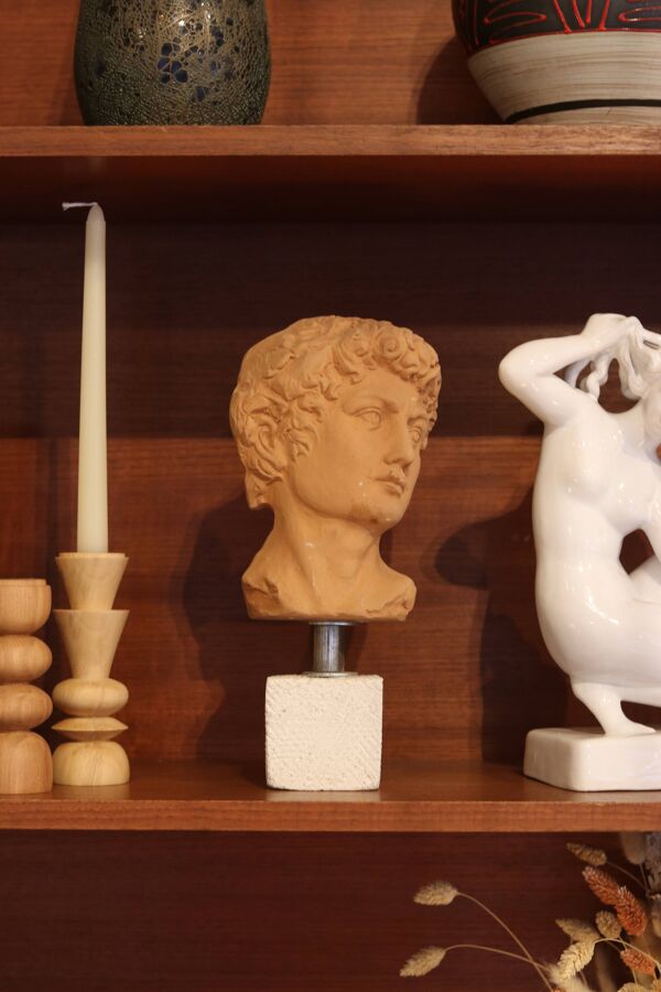 Tête d’Apollon en terre cuite sculptée à la main