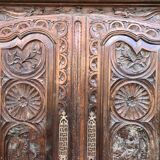 Armoire bretonne ancienne en chêne sculpté