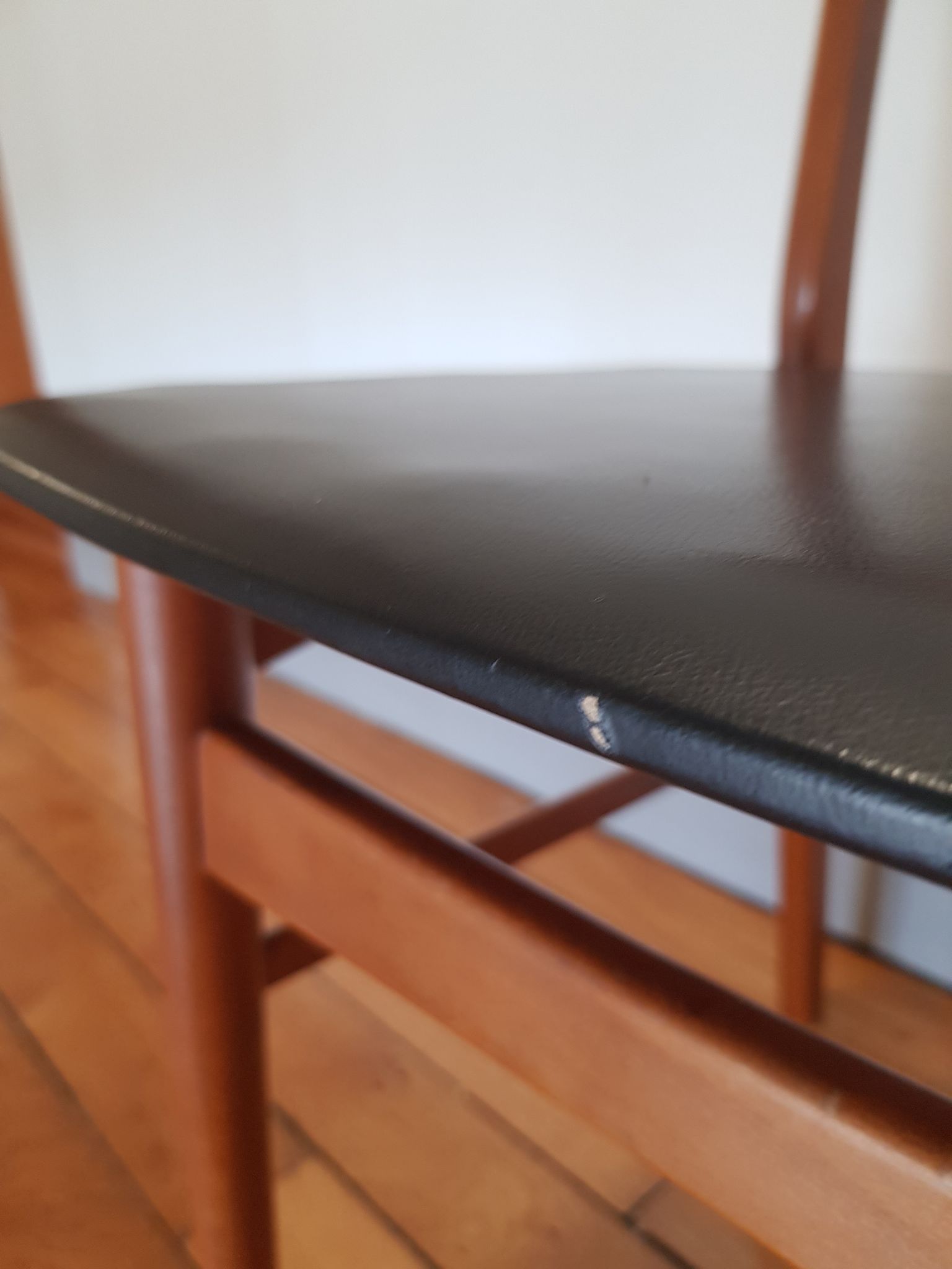 Chaise danoise en teck et skai noir