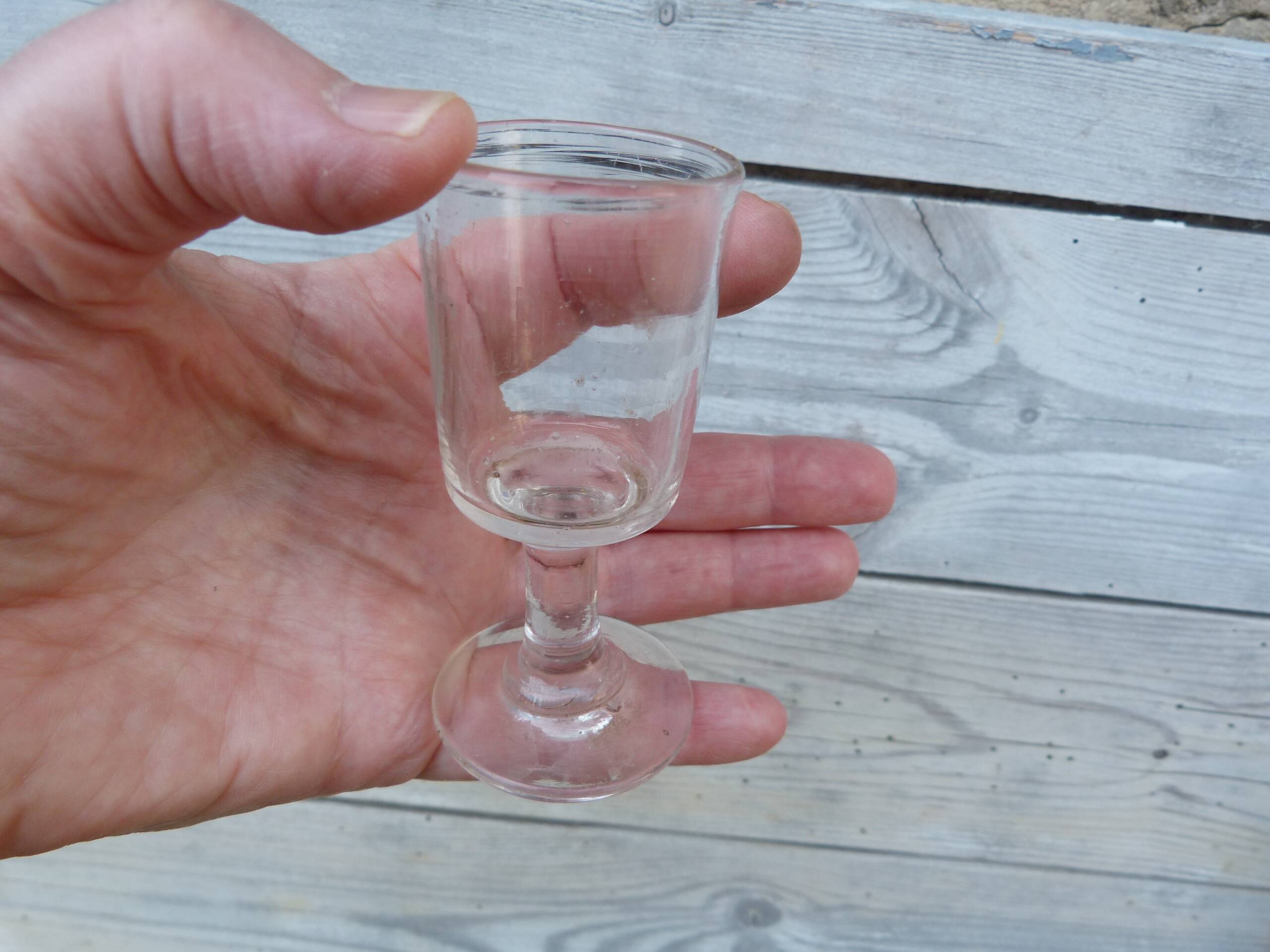 Set of 2 small glasses with old feet for digestive