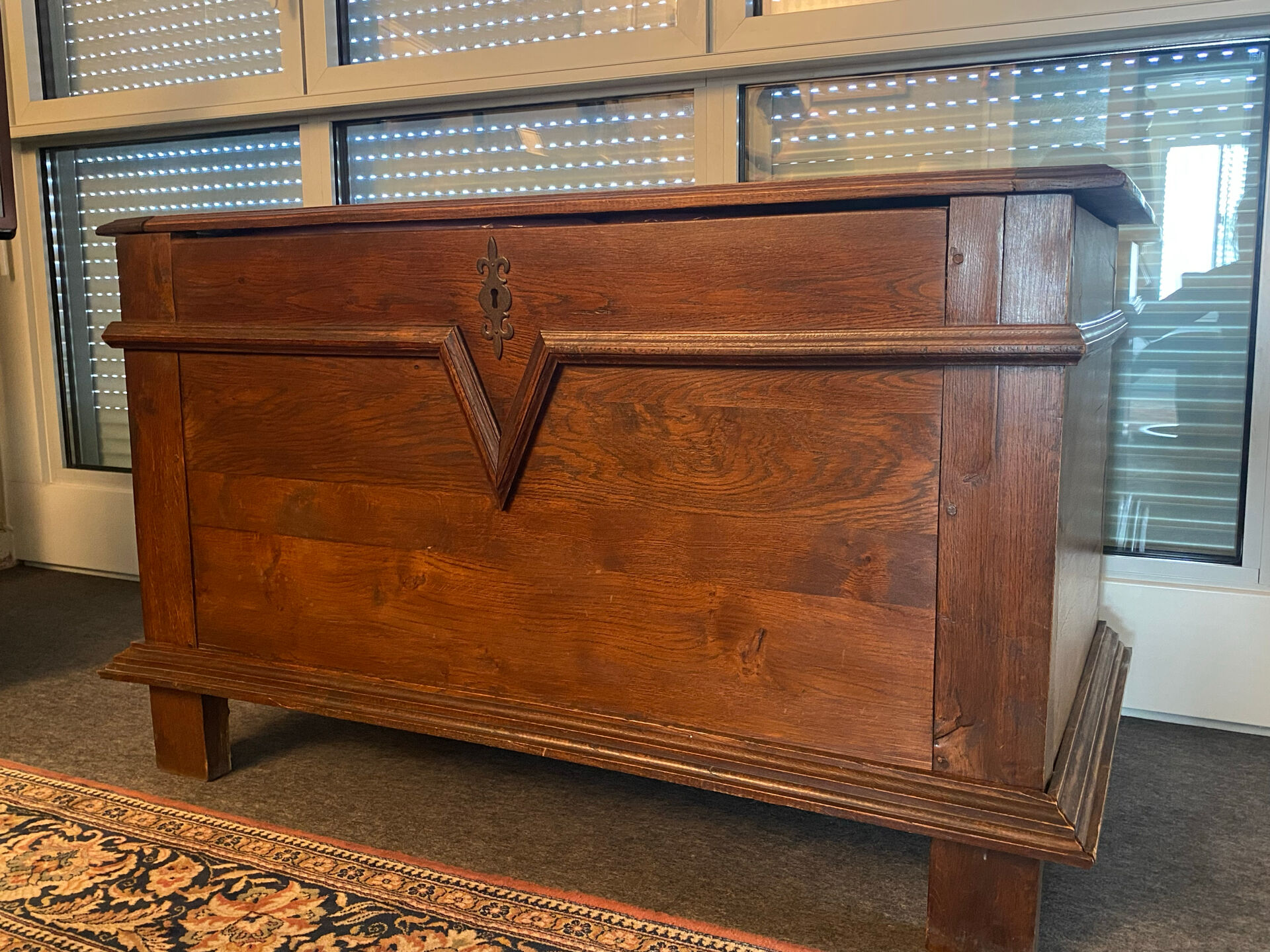 Coffre ancien en bois massif