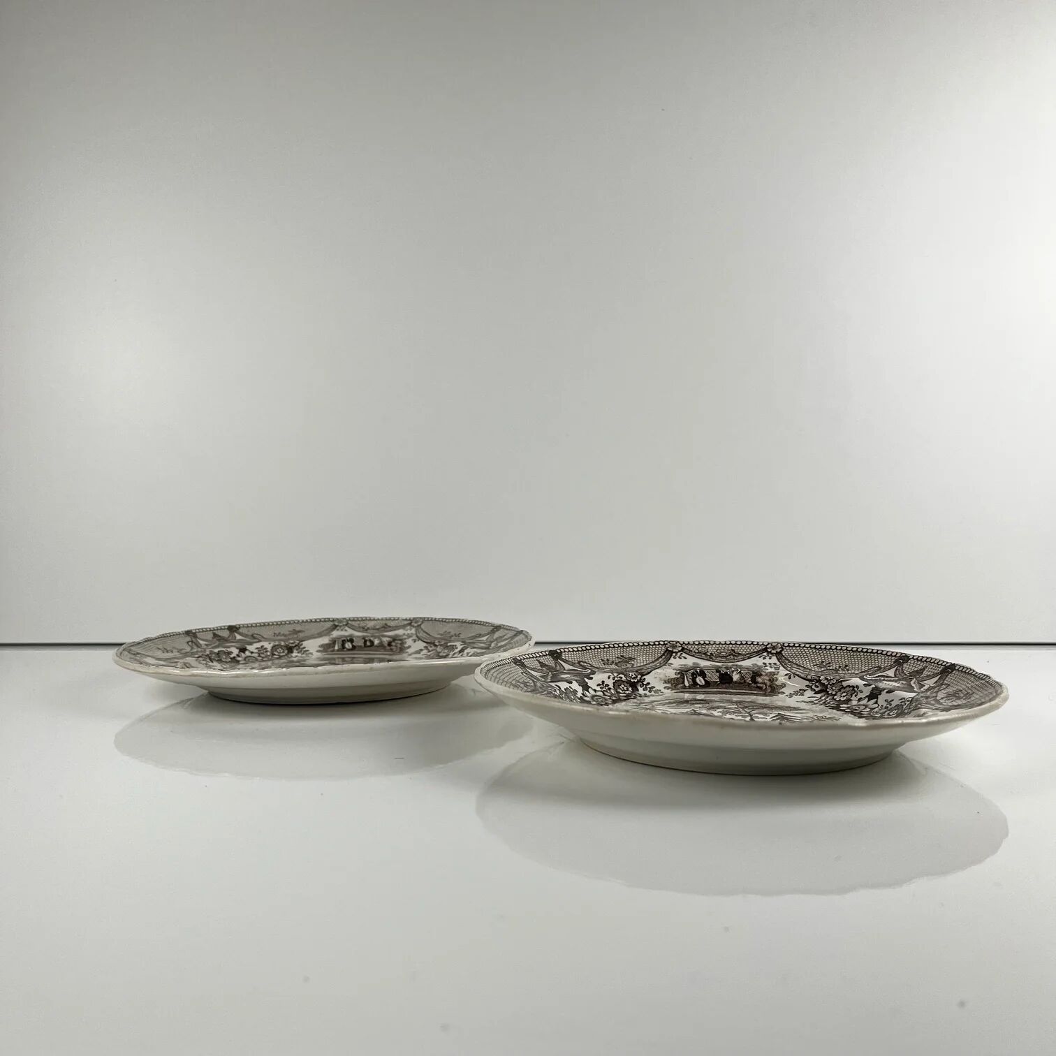 Paire d'assiettes à dessert ancienne en faïence fine de Bordeaux David Johnston, XIXe siècle