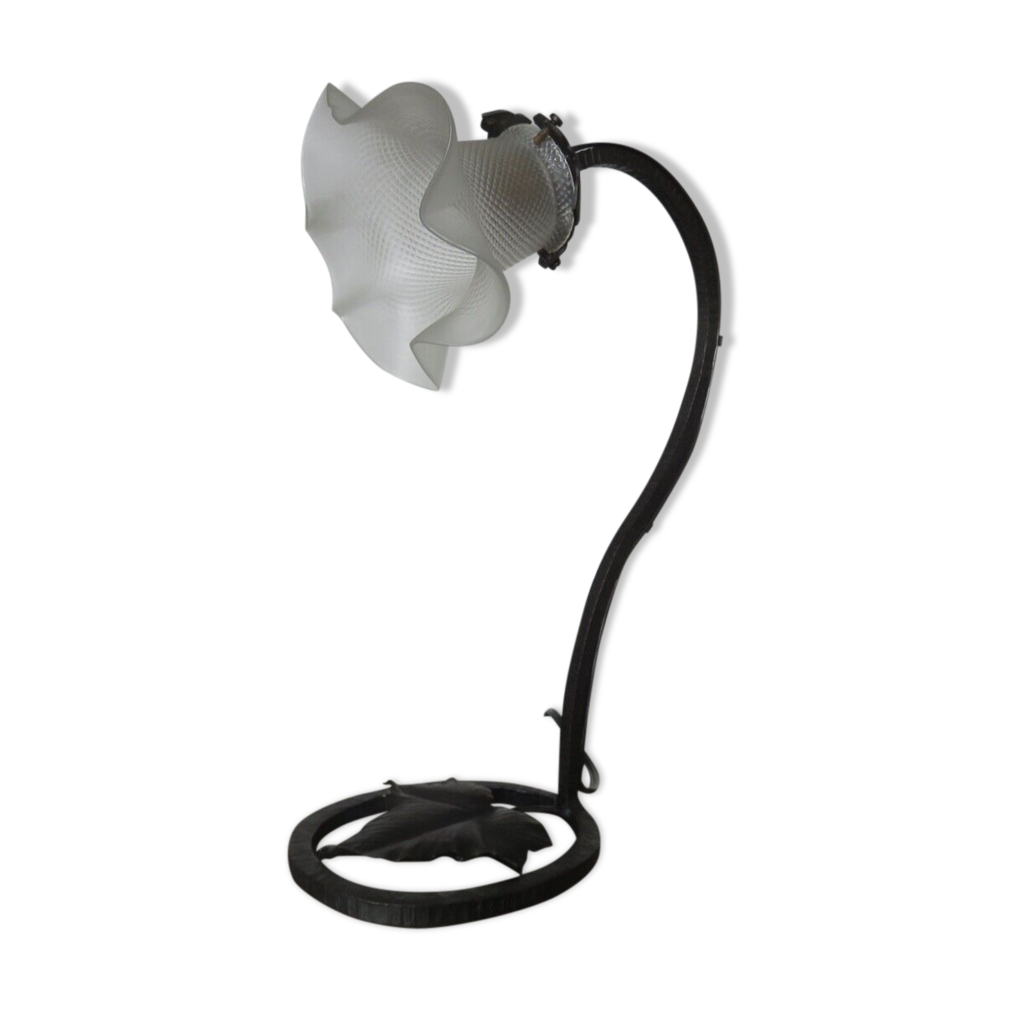 Art deco lamp in hammered wrought iron and tulip in glass, 30s 40s
